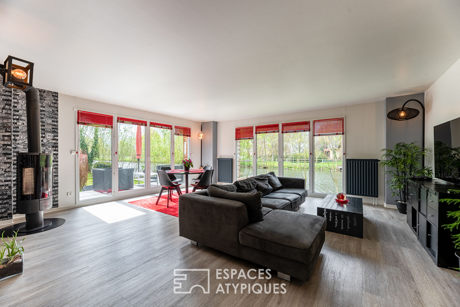 Contemporary house by the river and near the Golf du Vaudreuil