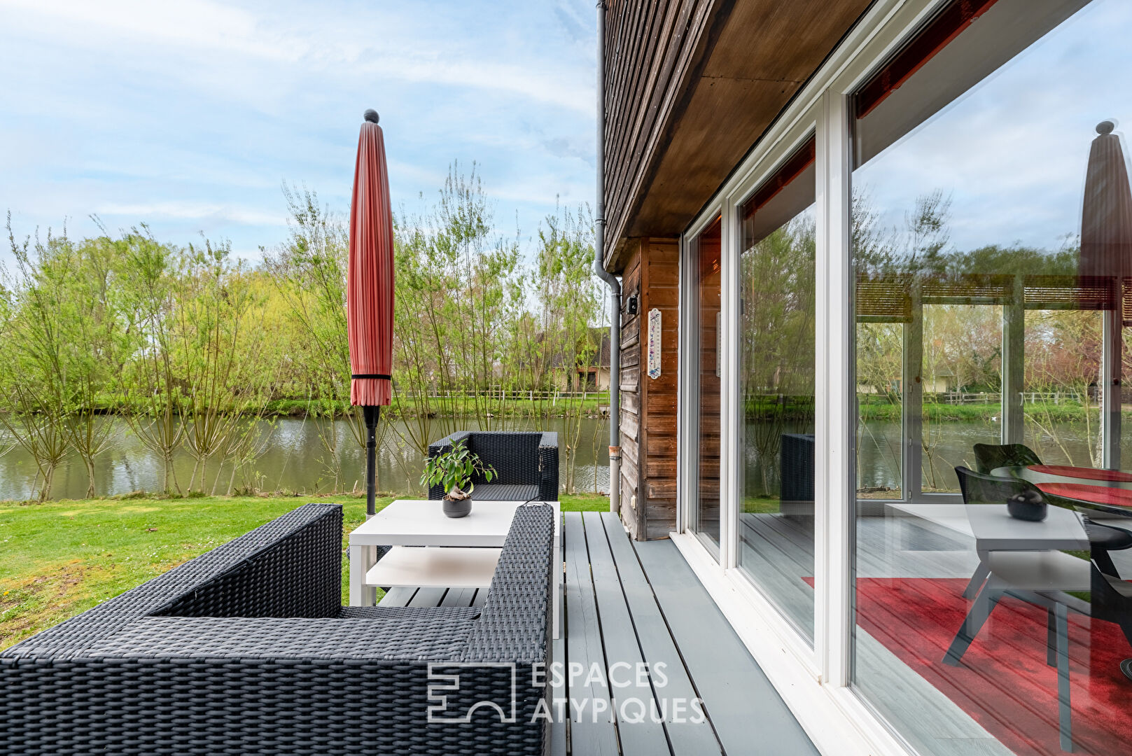 Contemporary house by the river and near the Golf du Vaudreuil