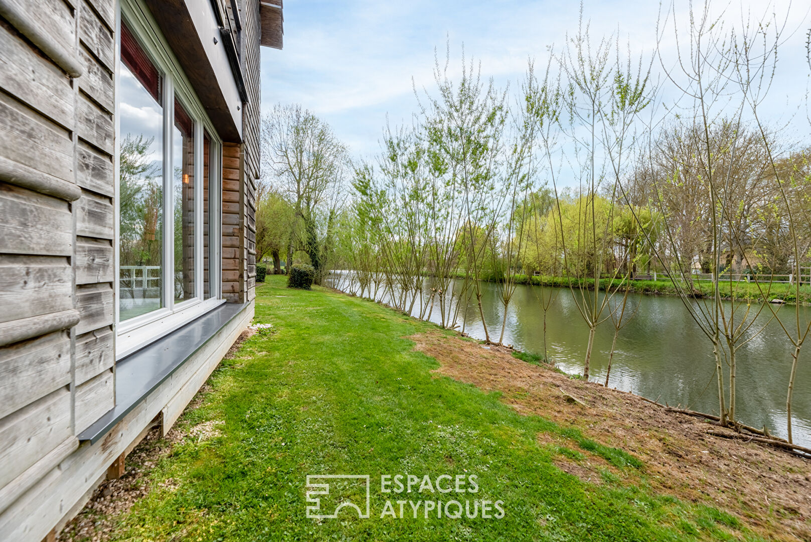 Contemporary house by the river and near the Golf du Vaudreuil