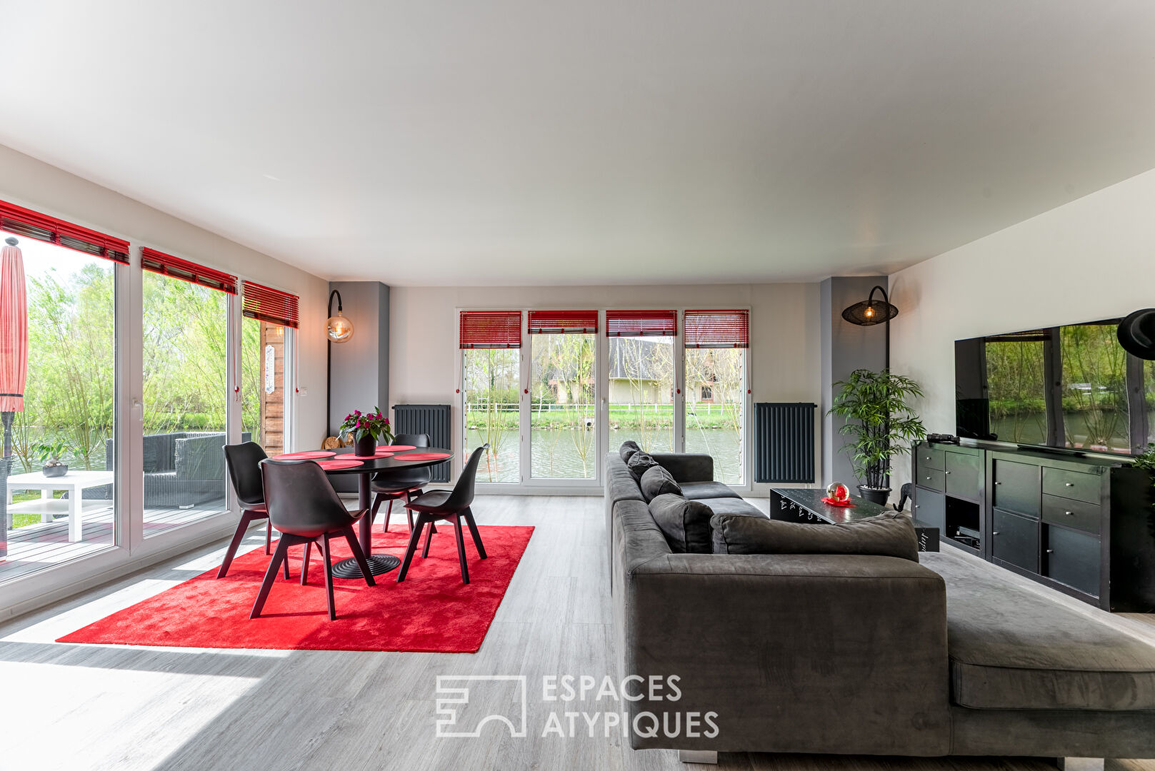 Contemporary house by the river and near the Golf du Vaudreuil