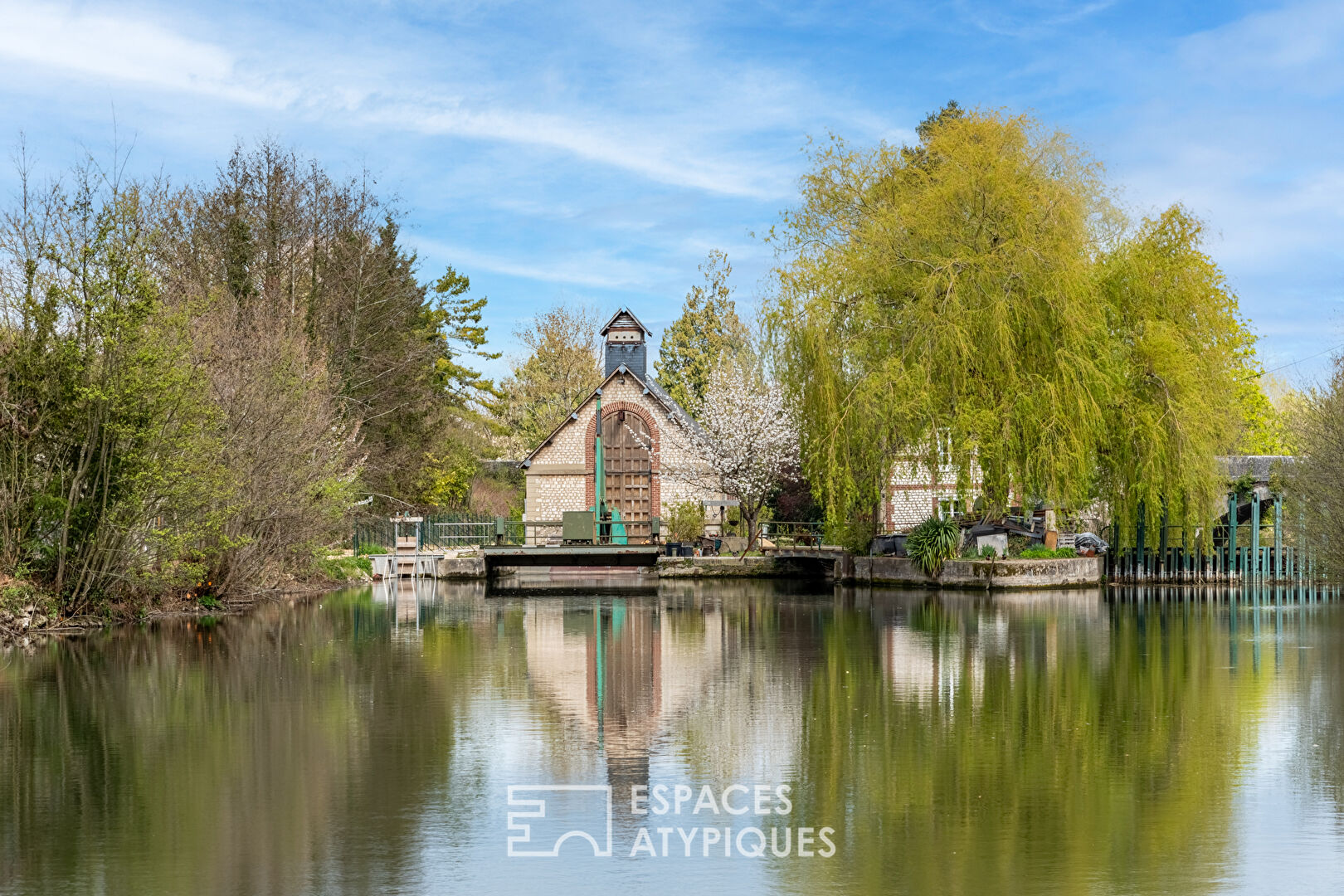 Maison contemporaine en bord de rivière et proche du Golf du Vaudreuil