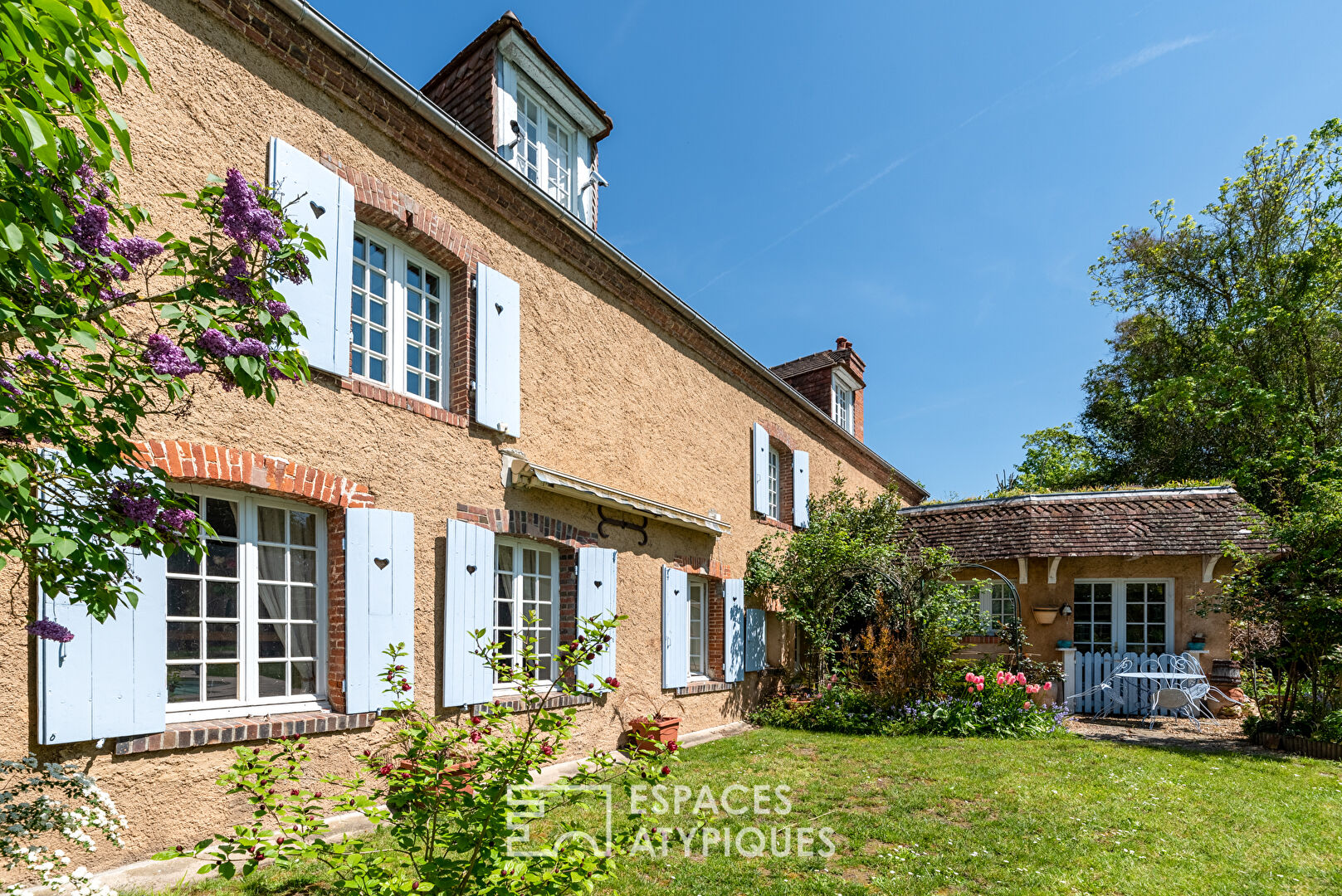 Moulin à blé du 17ème siècle avec dépendances