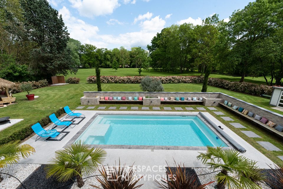 Maison d'architecte avec piscine au coeur d'un domaine privé