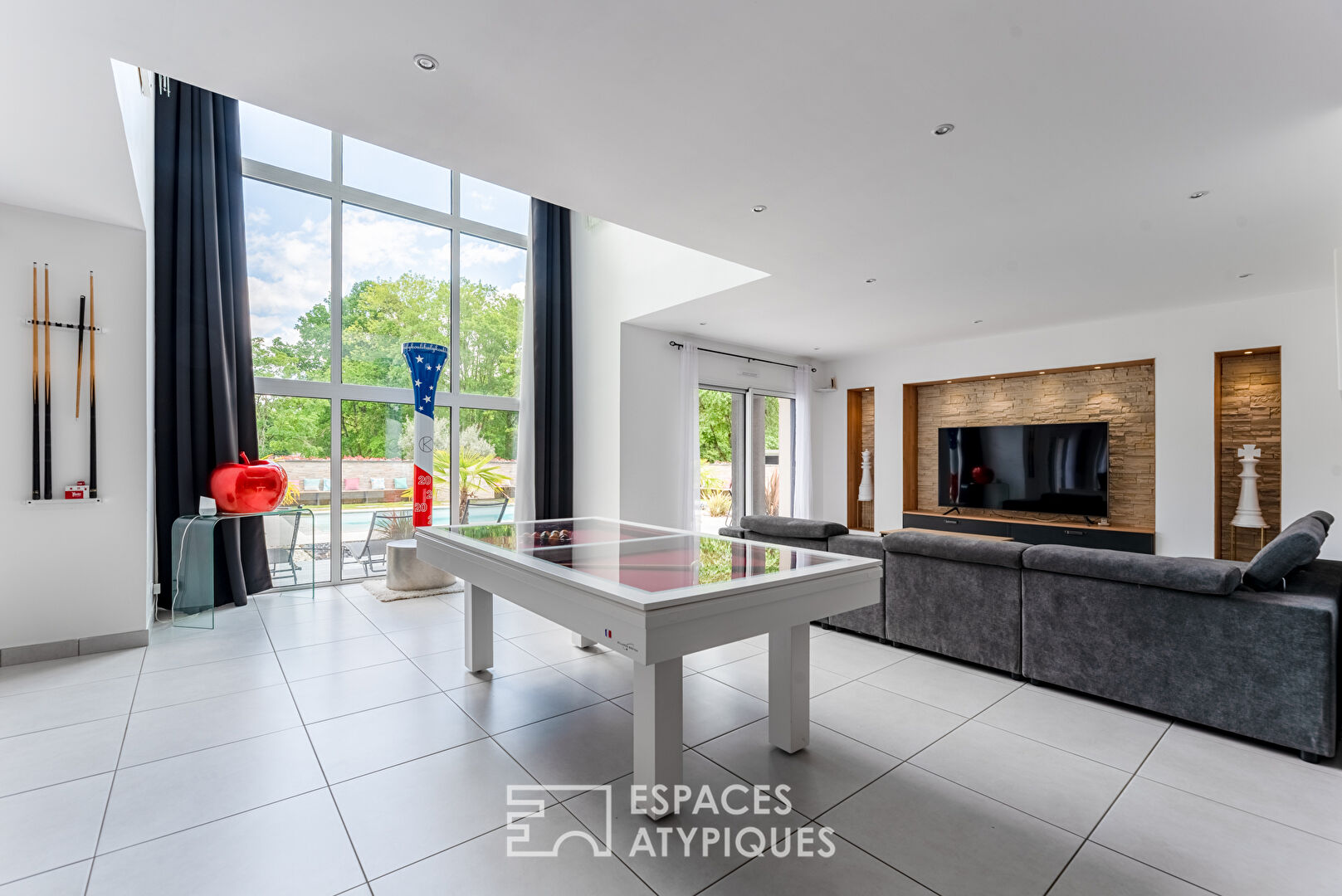 Maison d’architecte avec piscine au coeur d’un domaine privé