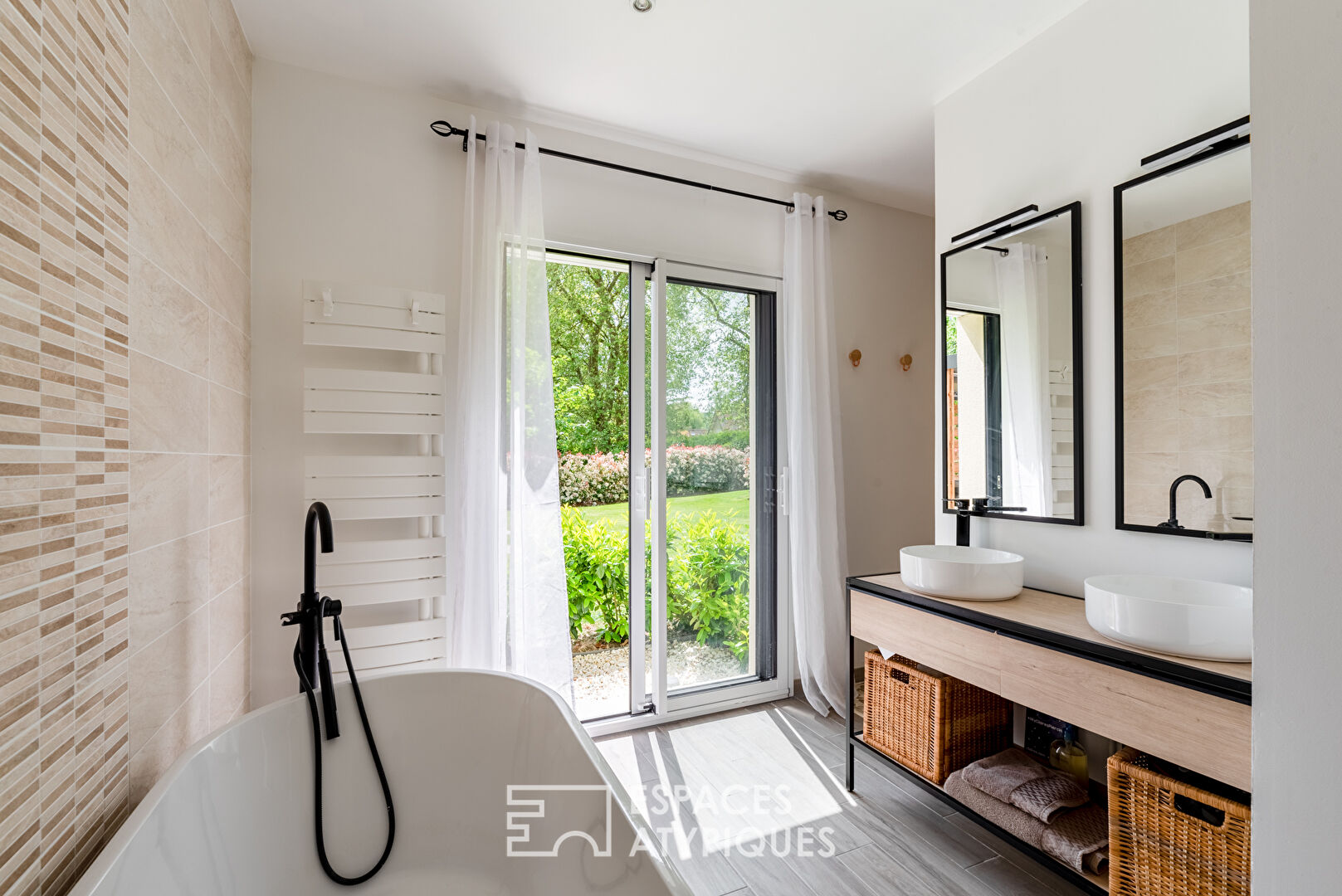Maison d’architecte avec piscine au coeur d’un domaine privé