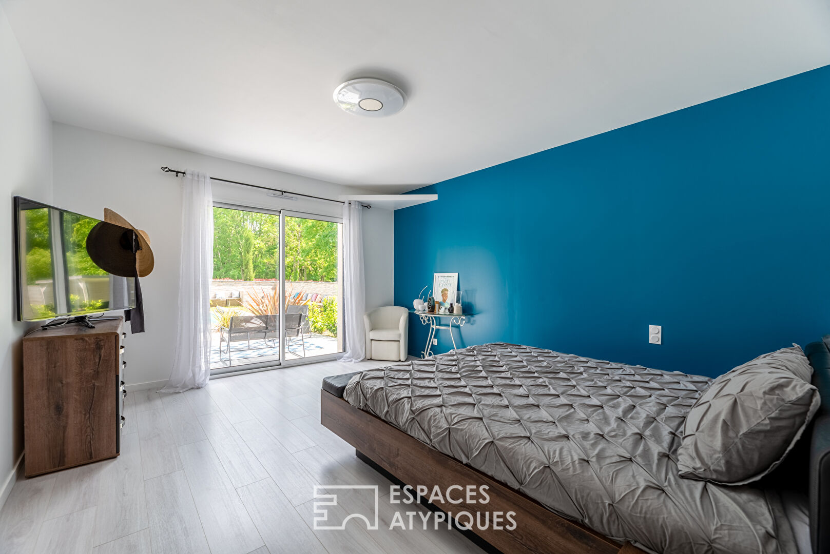 Maison d’architecte avec piscine au coeur d’un domaine privé