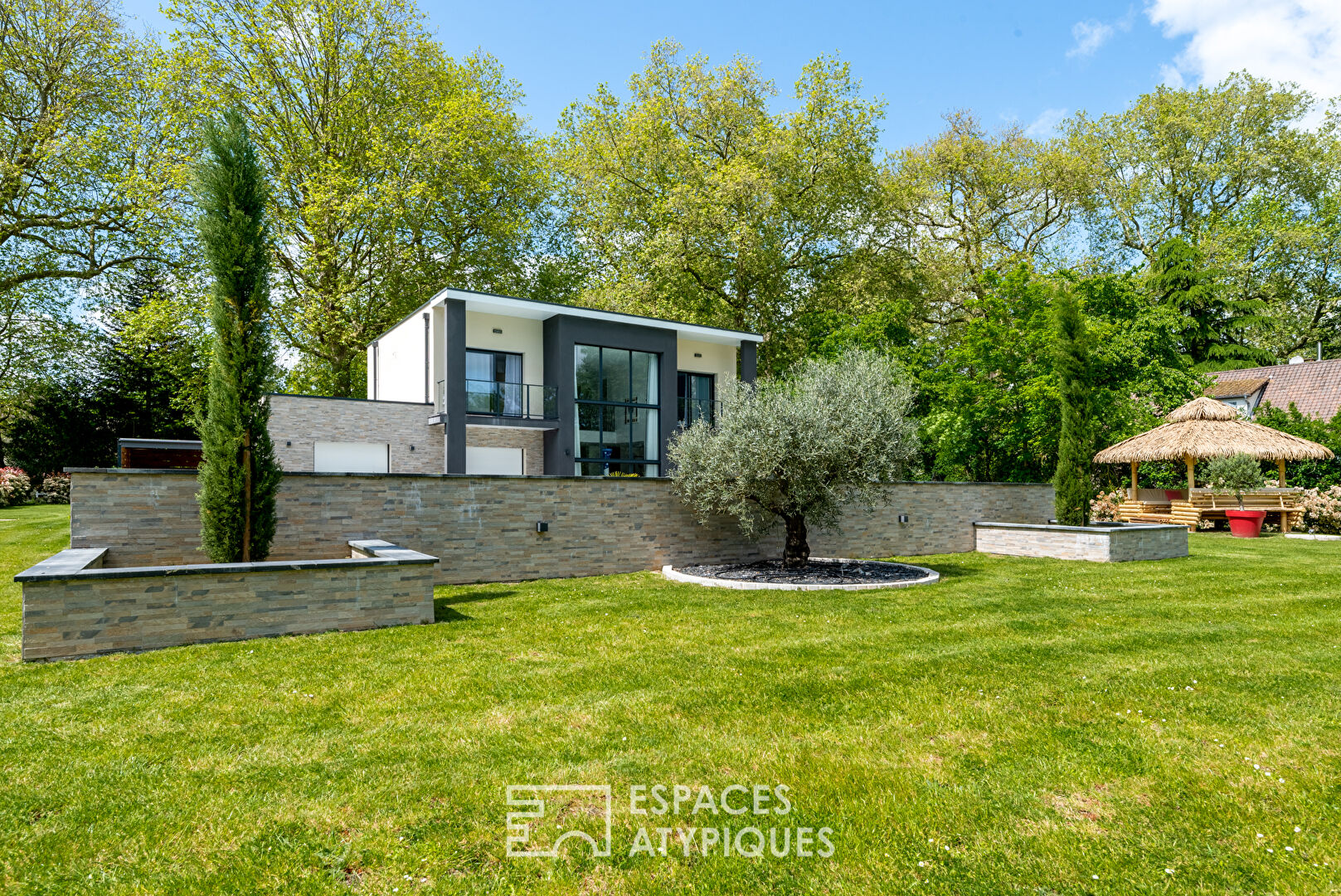 Maison d’architecte avec piscine au coeur d’un domaine privé
