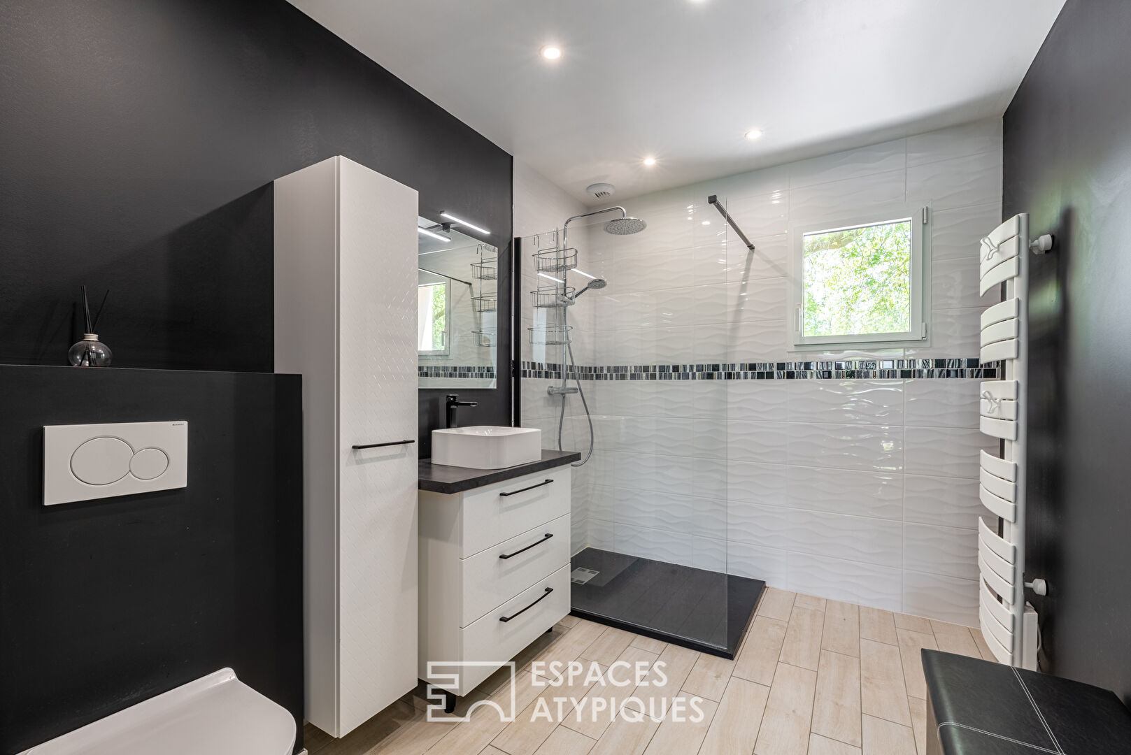 Maison d’architecte avec piscine au coeur d’un domaine privé