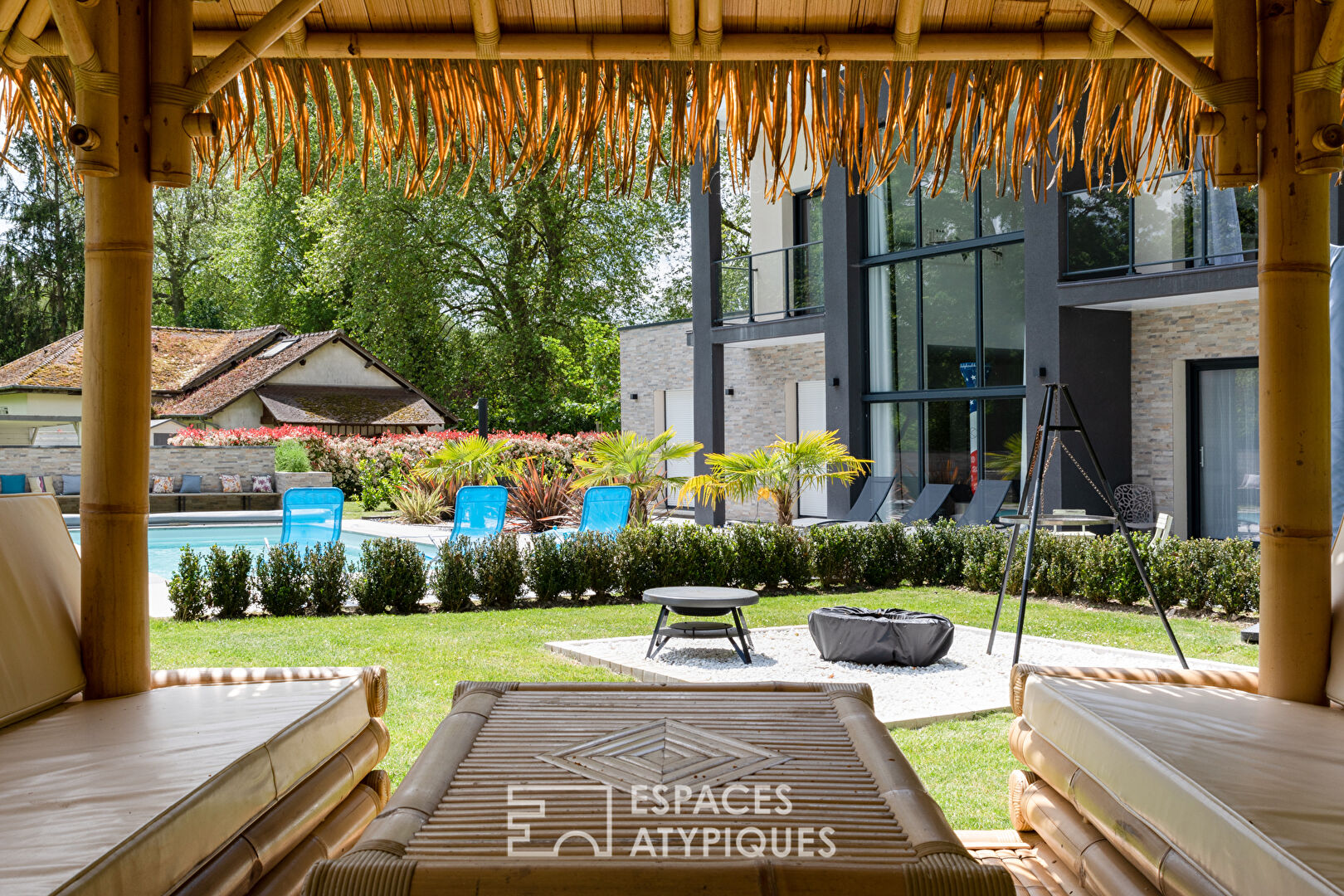 Maison d’architecte avec piscine au coeur d’un domaine privé