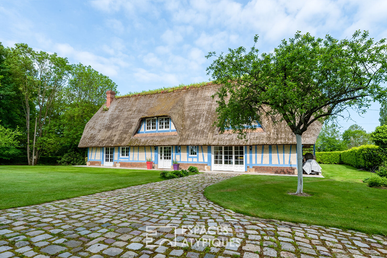 Charming revisited cottage and its wooded park