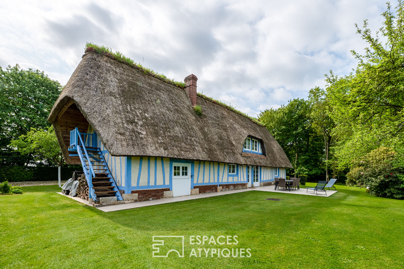 Charming revisited cottage and its wooded park