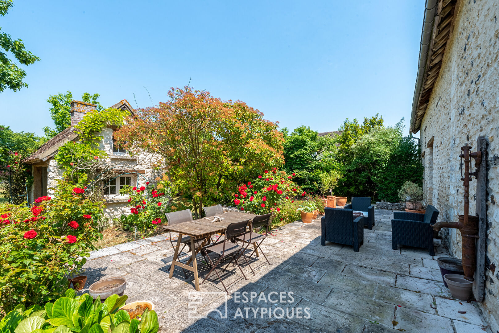 Magnificent stone house on the banks of the Seine