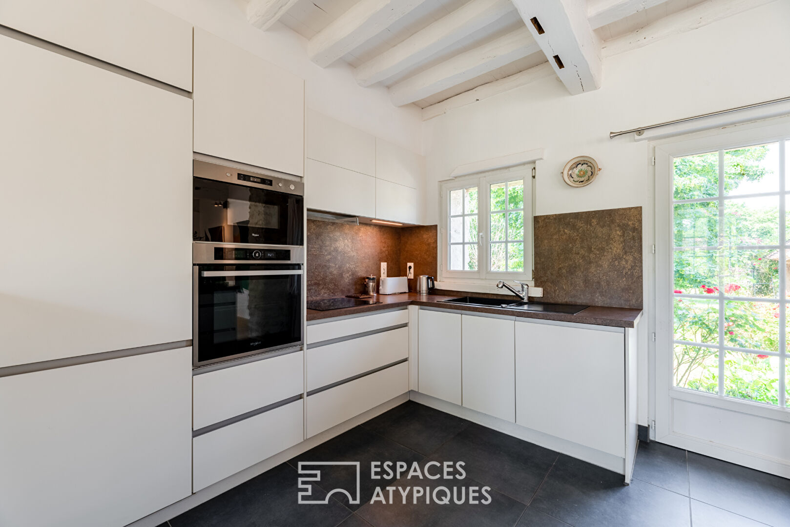 Magnificent stone house on the banks of the Seine