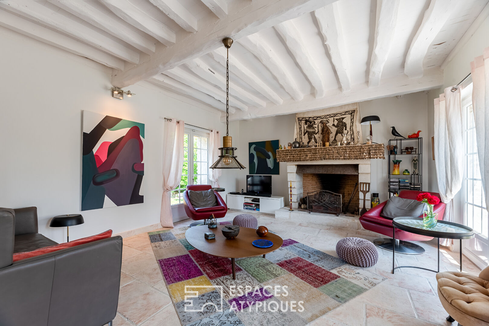 Magnificent stone house on the banks of the Seine