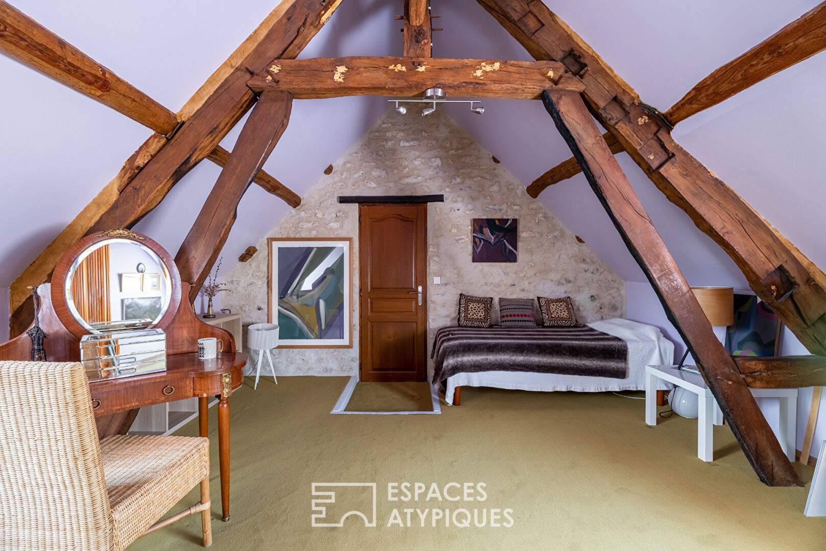 Magnificent stone house on the banks of the Seine