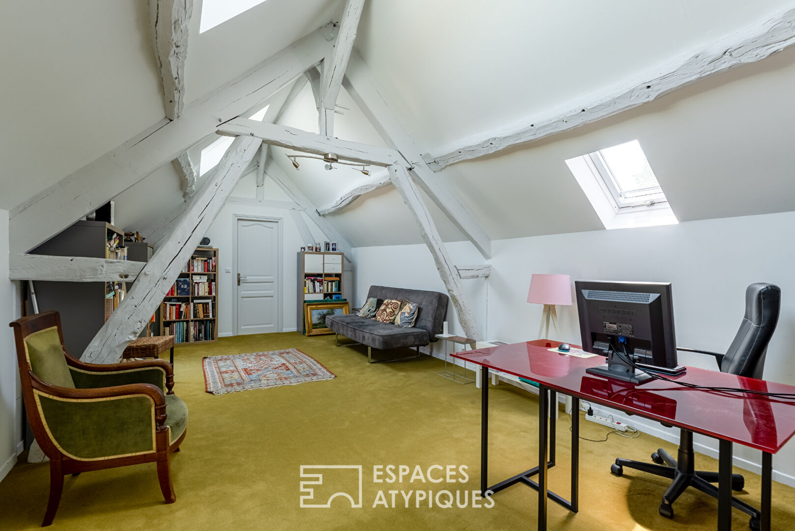 Magnificent stone house on the banks of the Seine