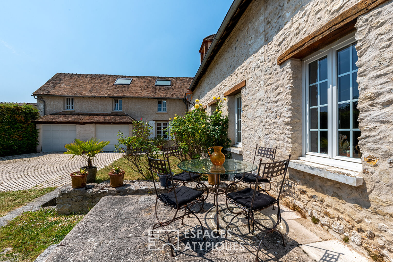 Magnificent stone house on the banks of the Seine