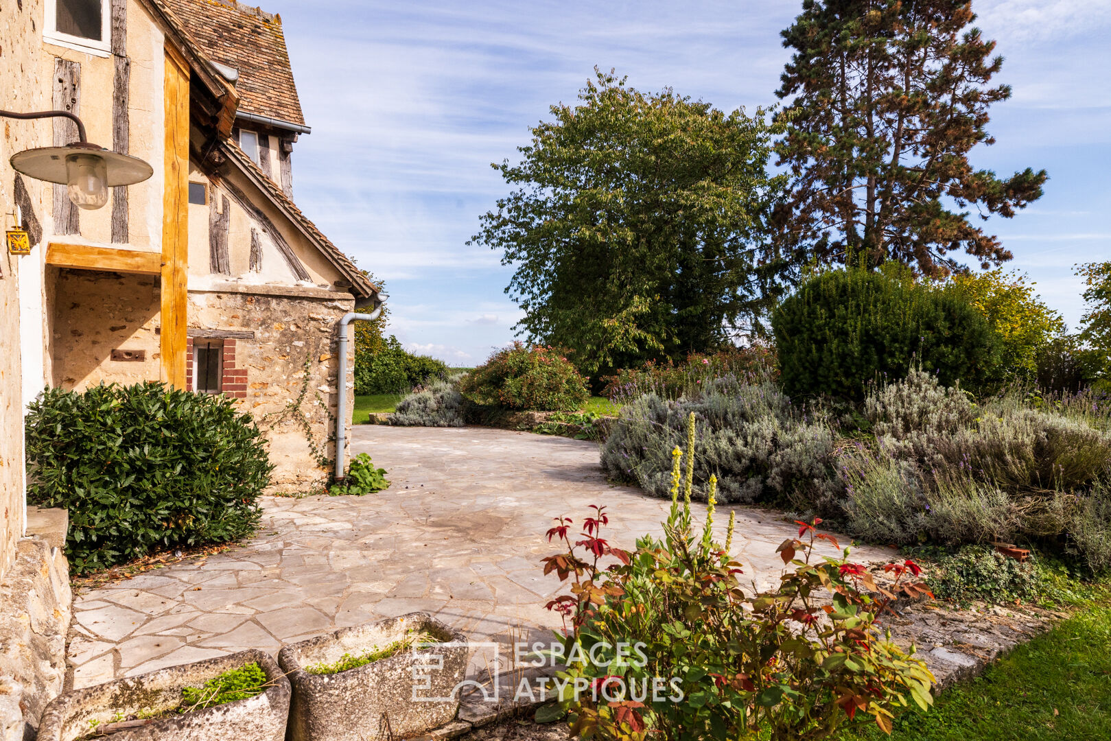Ancien relais de poste réhabilité avec dépendance, tennis et poolhouse