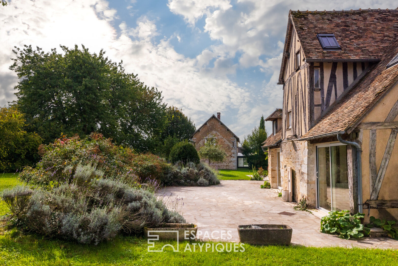 Ancien relais de poste réhabilité avec dépendance, tennis et poolhouse