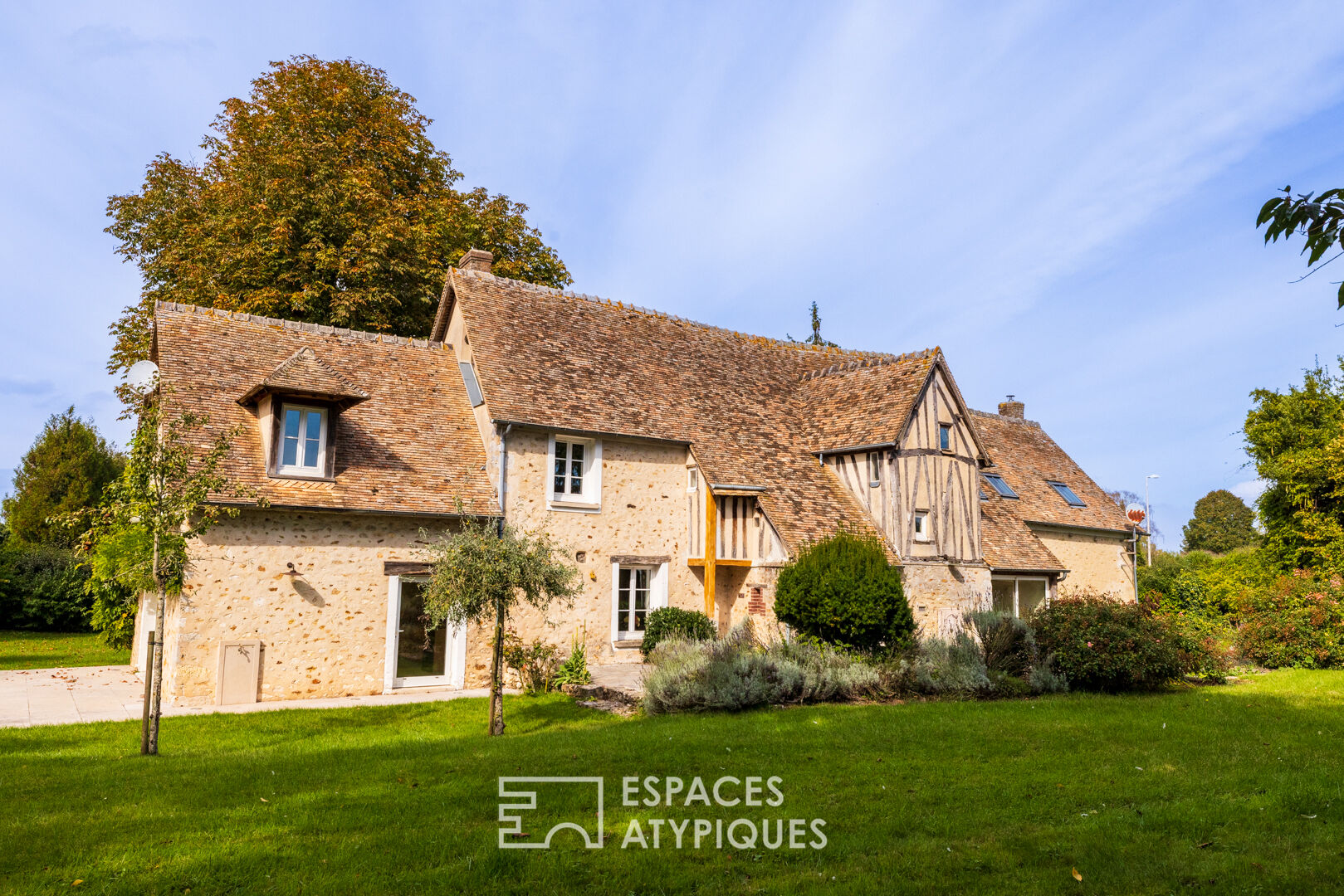 Ancien relais de poste réhabilité avec dépendance, tennis et poolhouse