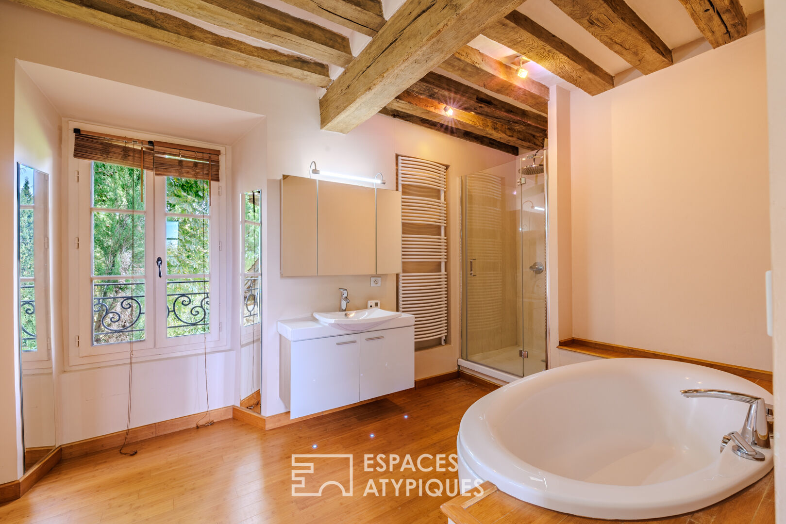 Ancien relais de poste réhabilité avec dépendance, tennis et poolhouse