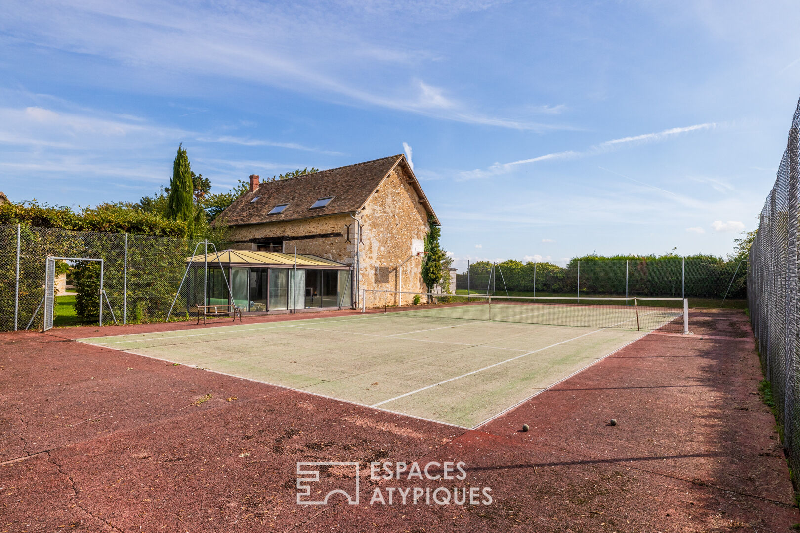 Ancien relais de poste réhabilité avec dépendance, tennis et poolhouse