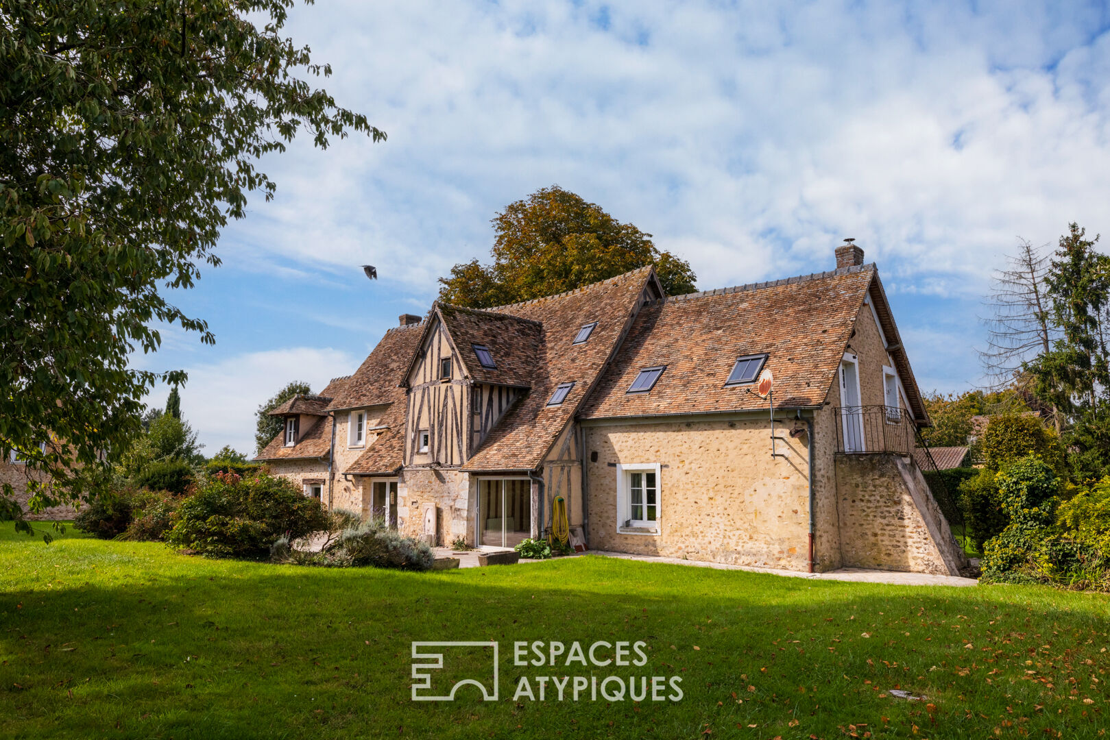 Ancien relais de poste réhabilité avec dépendance, tennis et poolhouse