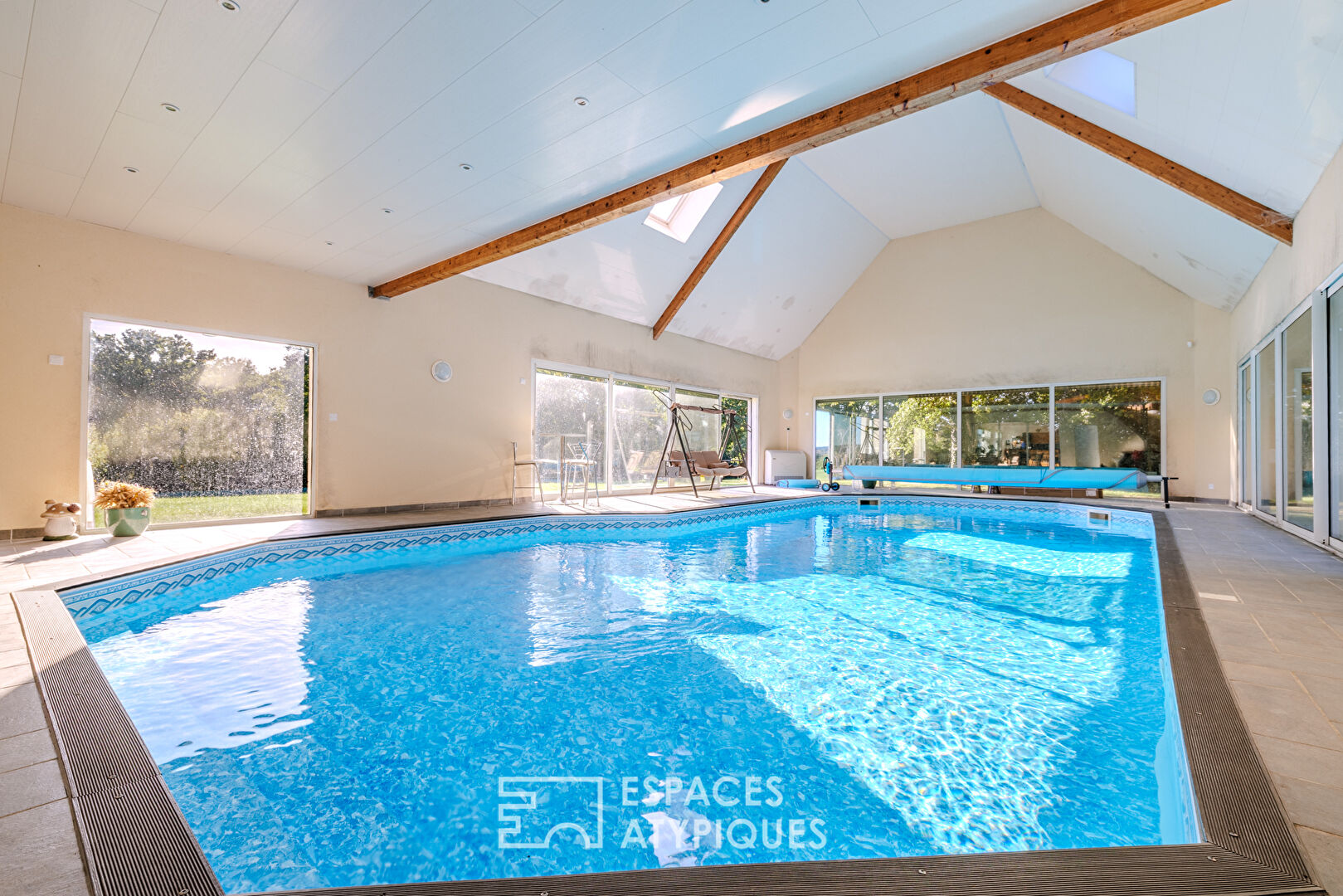 Propriété de standing avec piscine intérieure dans un parc de 2 hectares