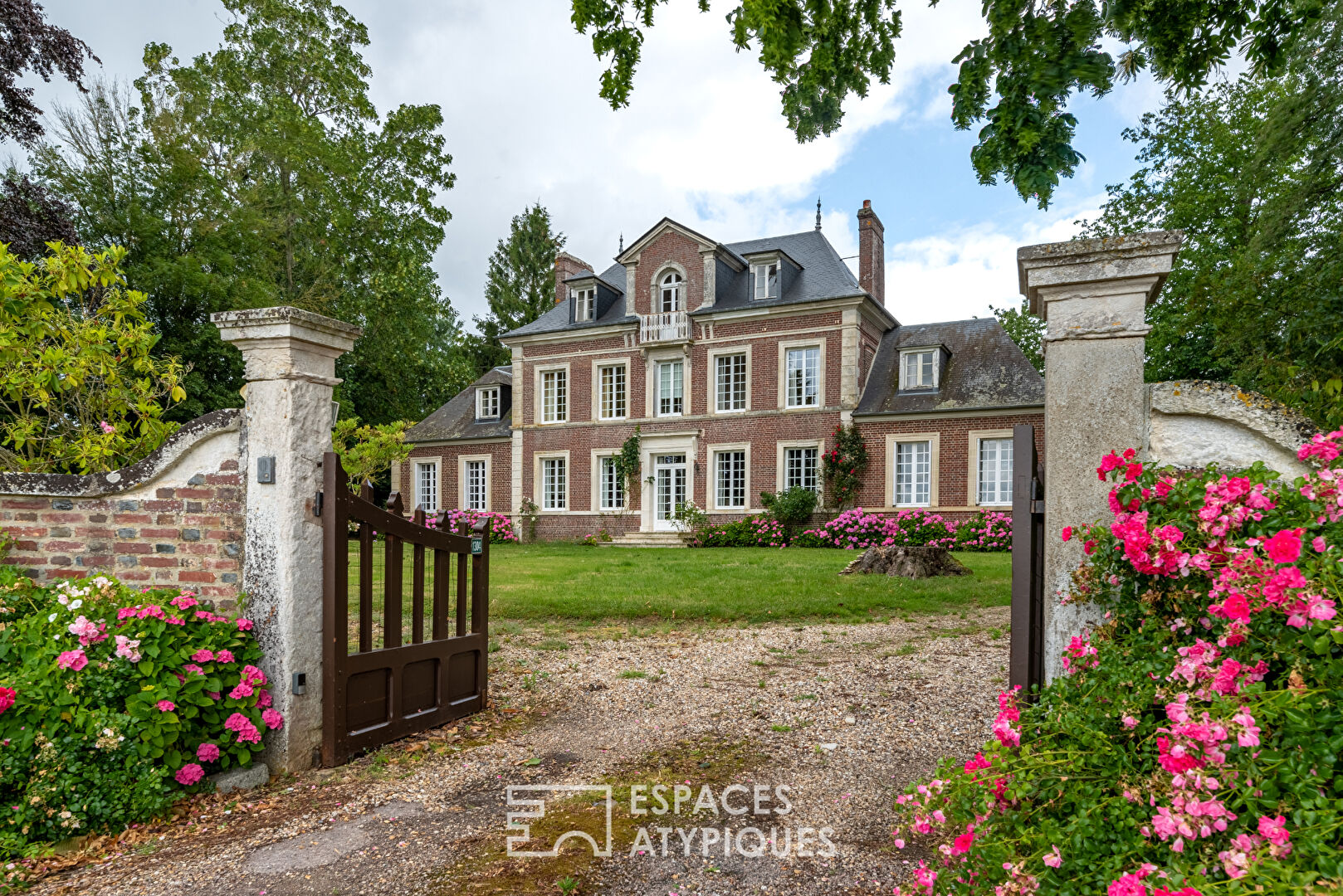 Charming mansion in its wooded park