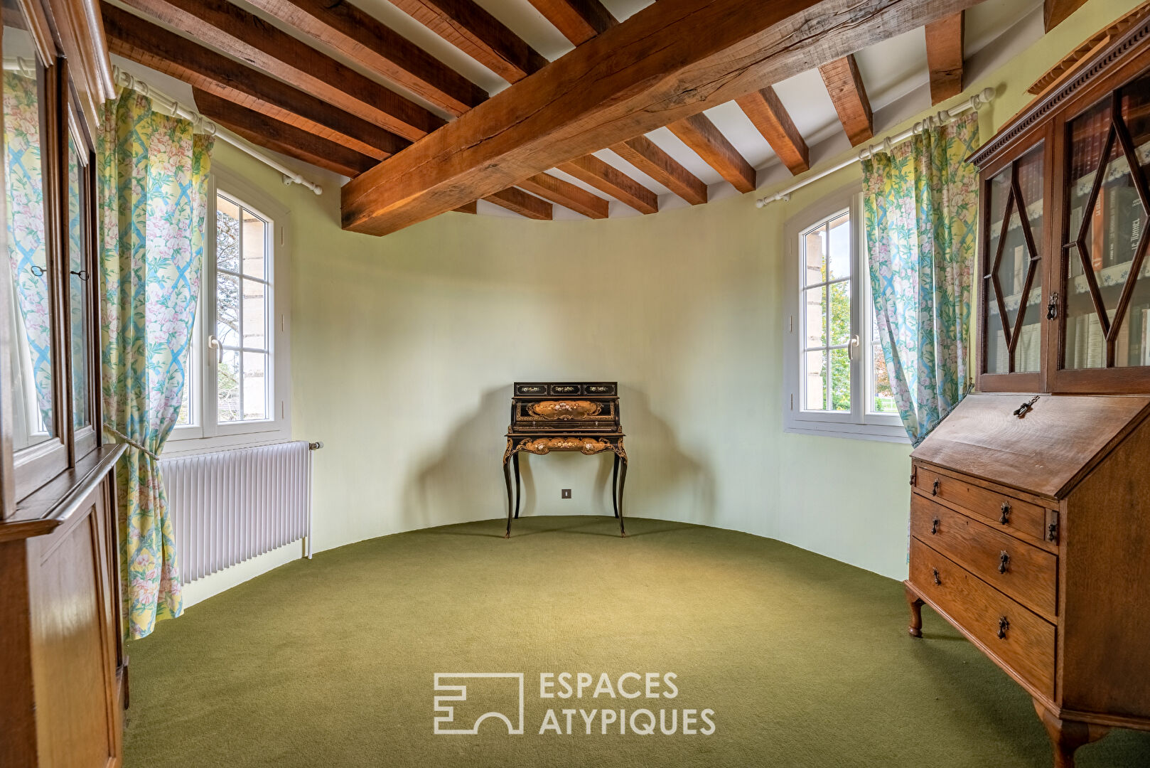 Noble family home in a green setting with outbuilding