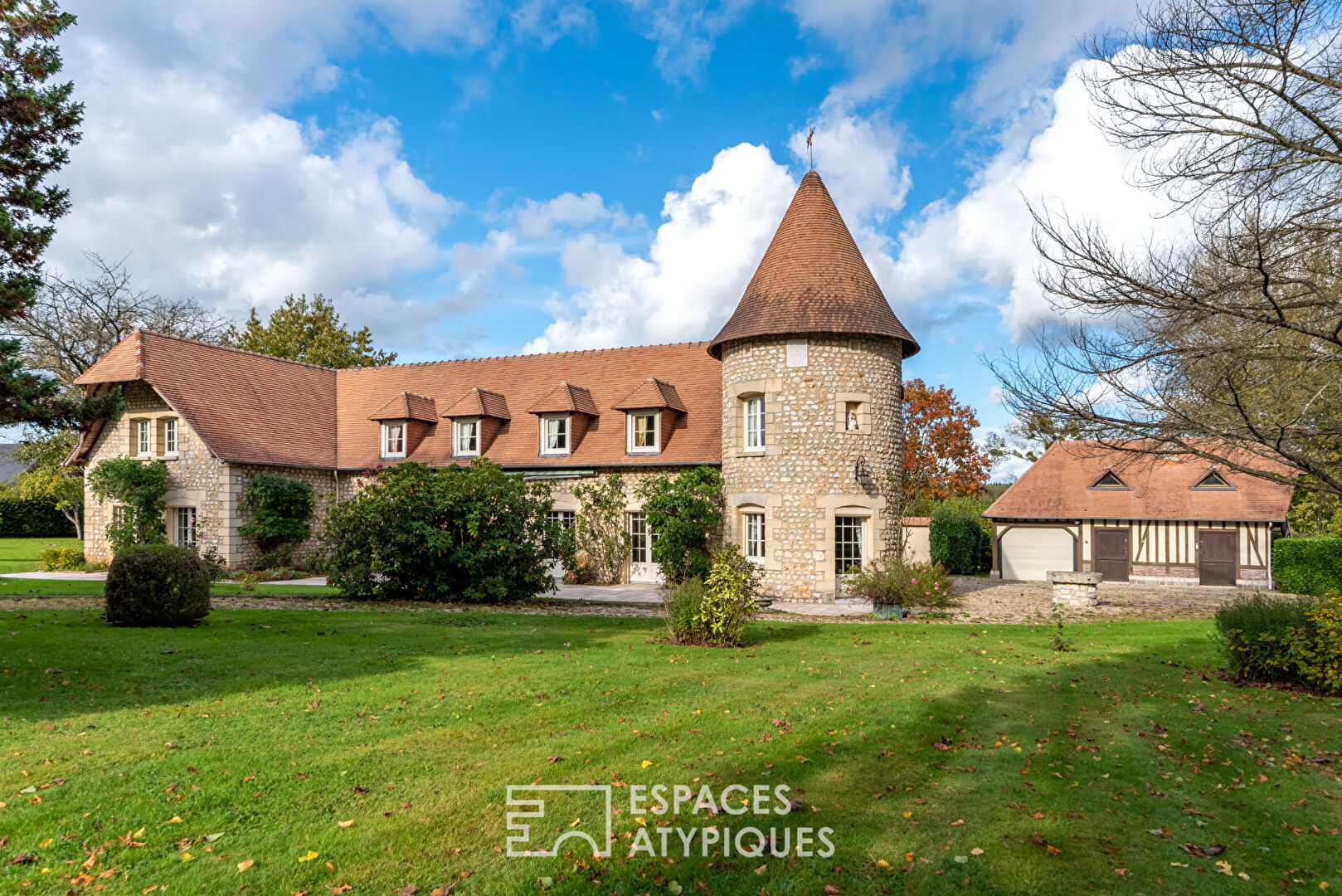 Noble family home in a green setting with outbuilding