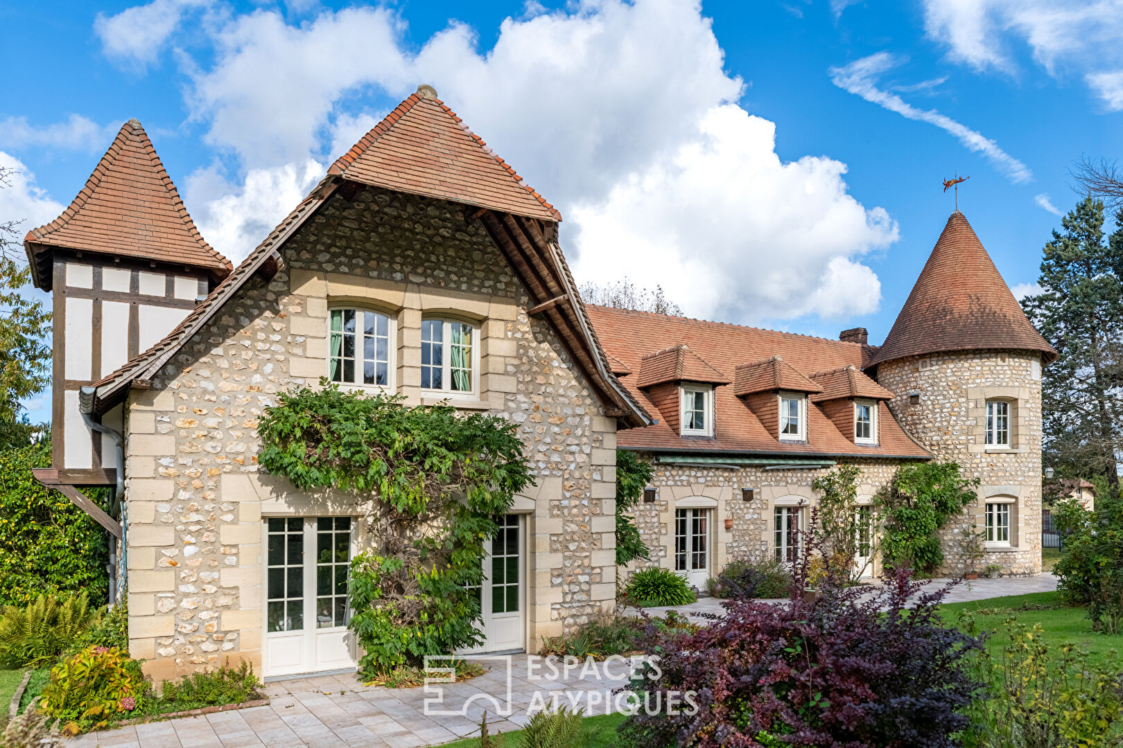 Noble family home in a green setting with outbuilding
