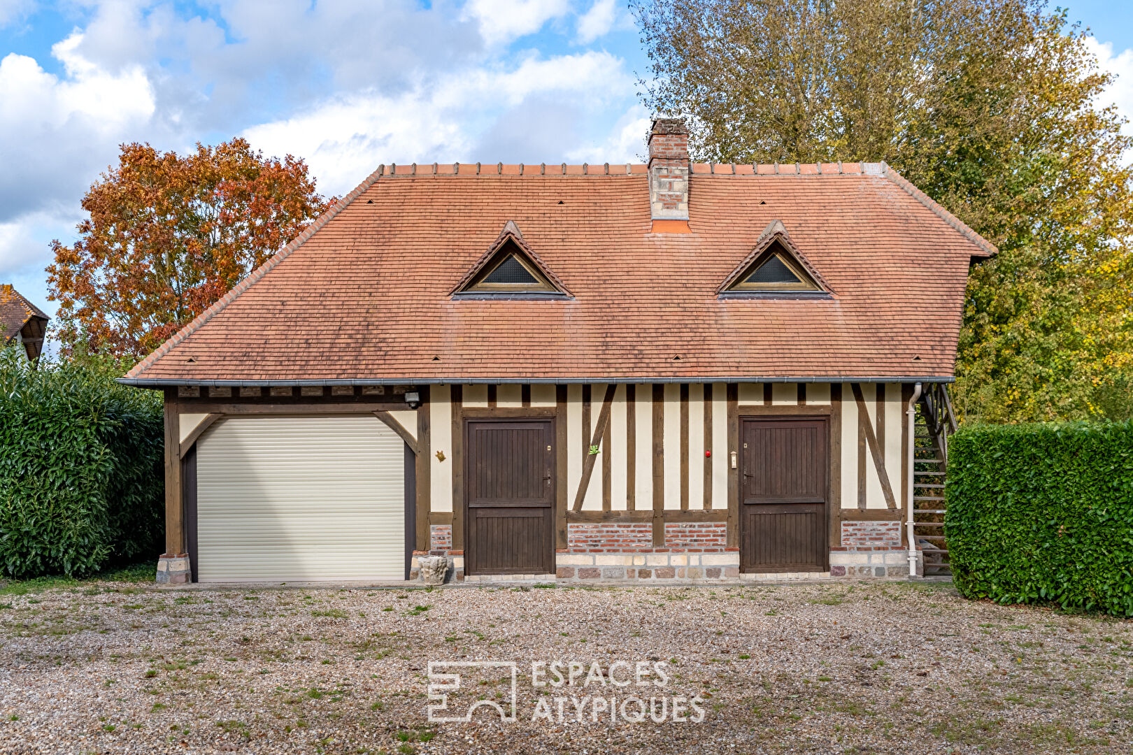 Noble family home in a green setting with outbuilding
