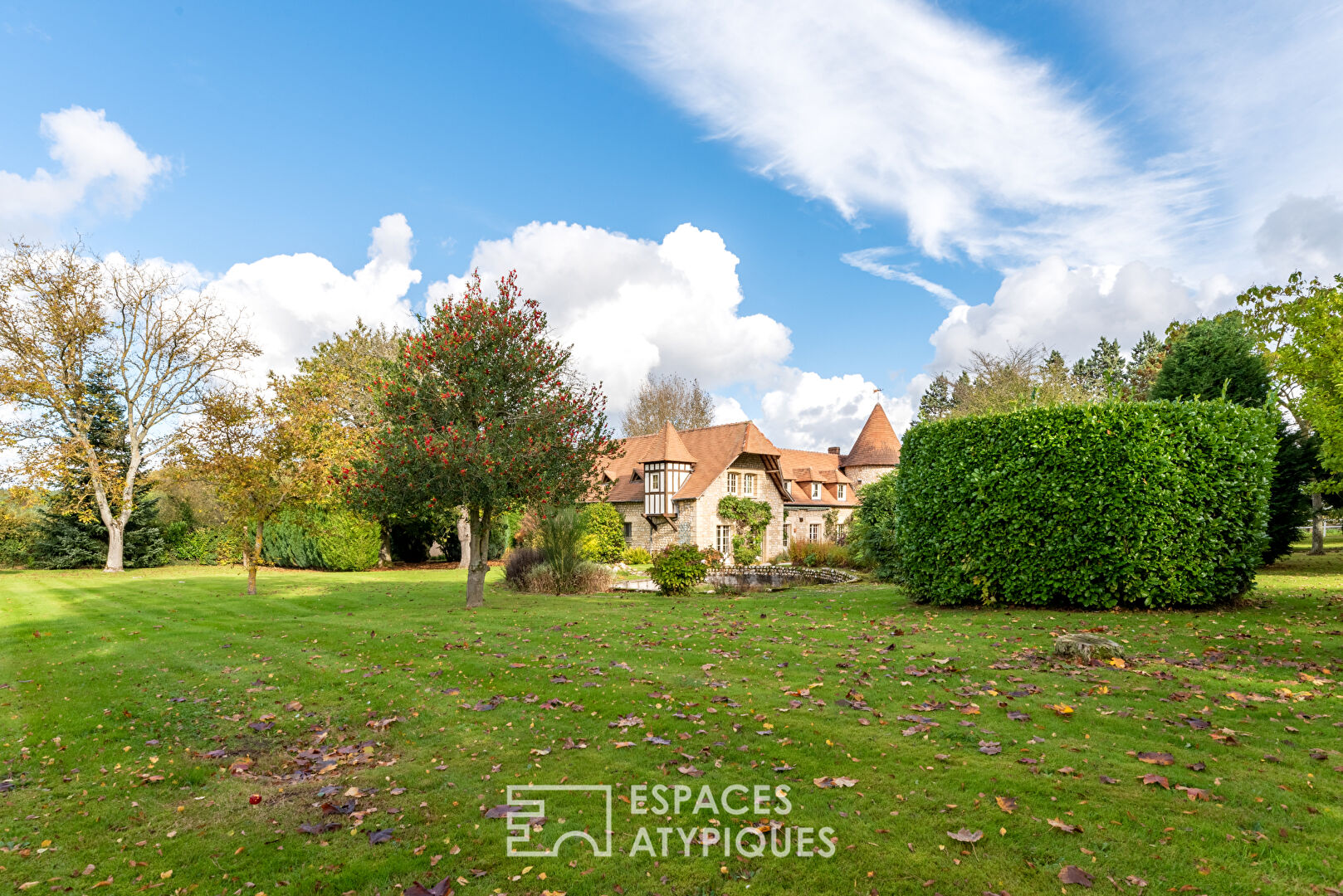 Noble family home in a green setting with outbuilding