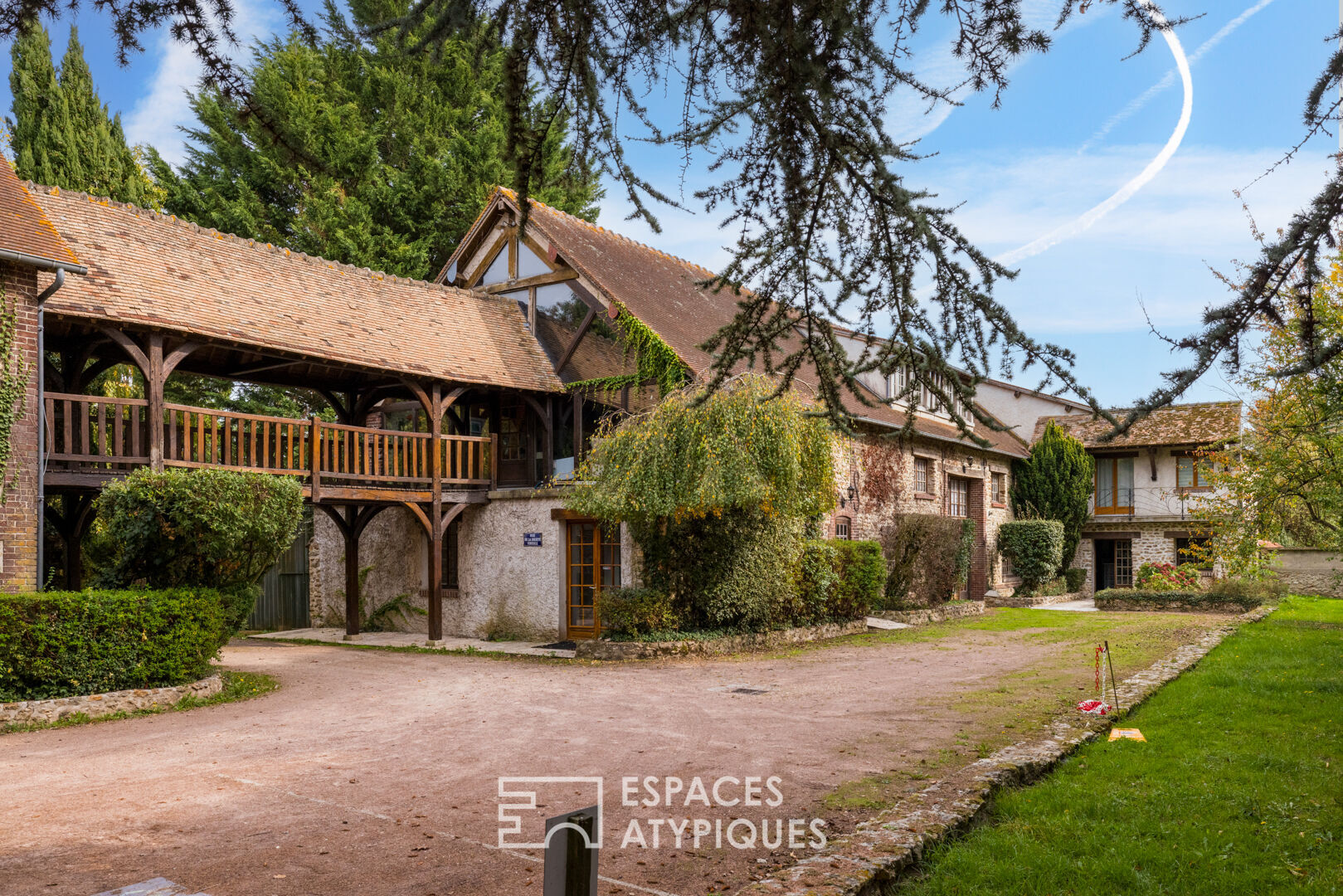 Late 19th century estate with swimming pool and projection room