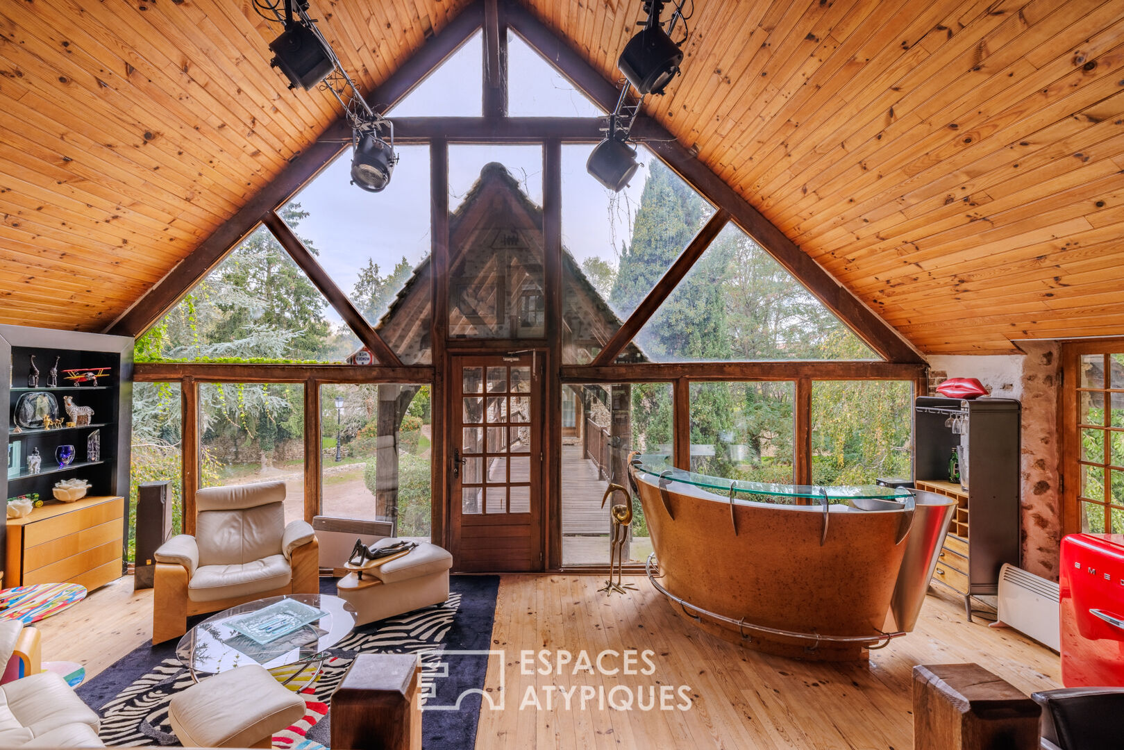 Late 19th century estate with swimming pool and projection room