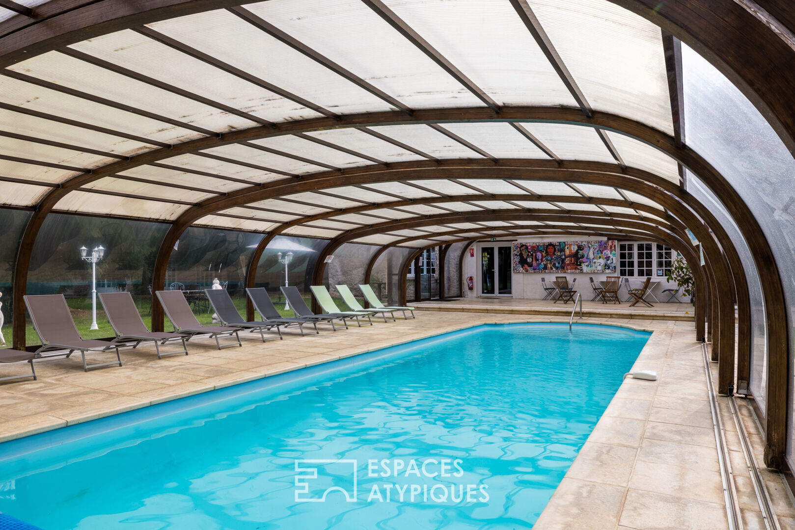 Late 19th century estate with swimming pool and projection room