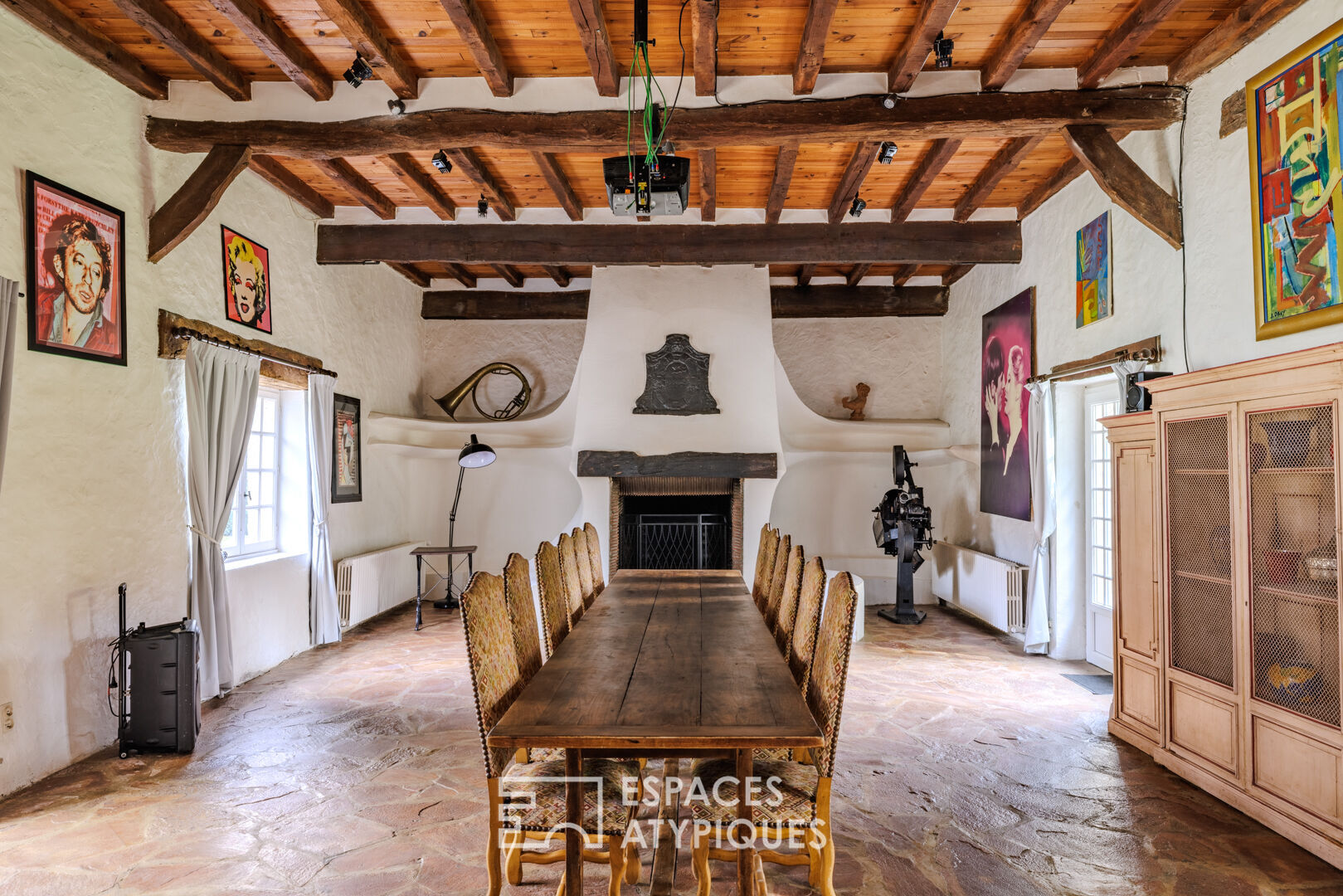 Late 19th century estate with swimming pool and projection room