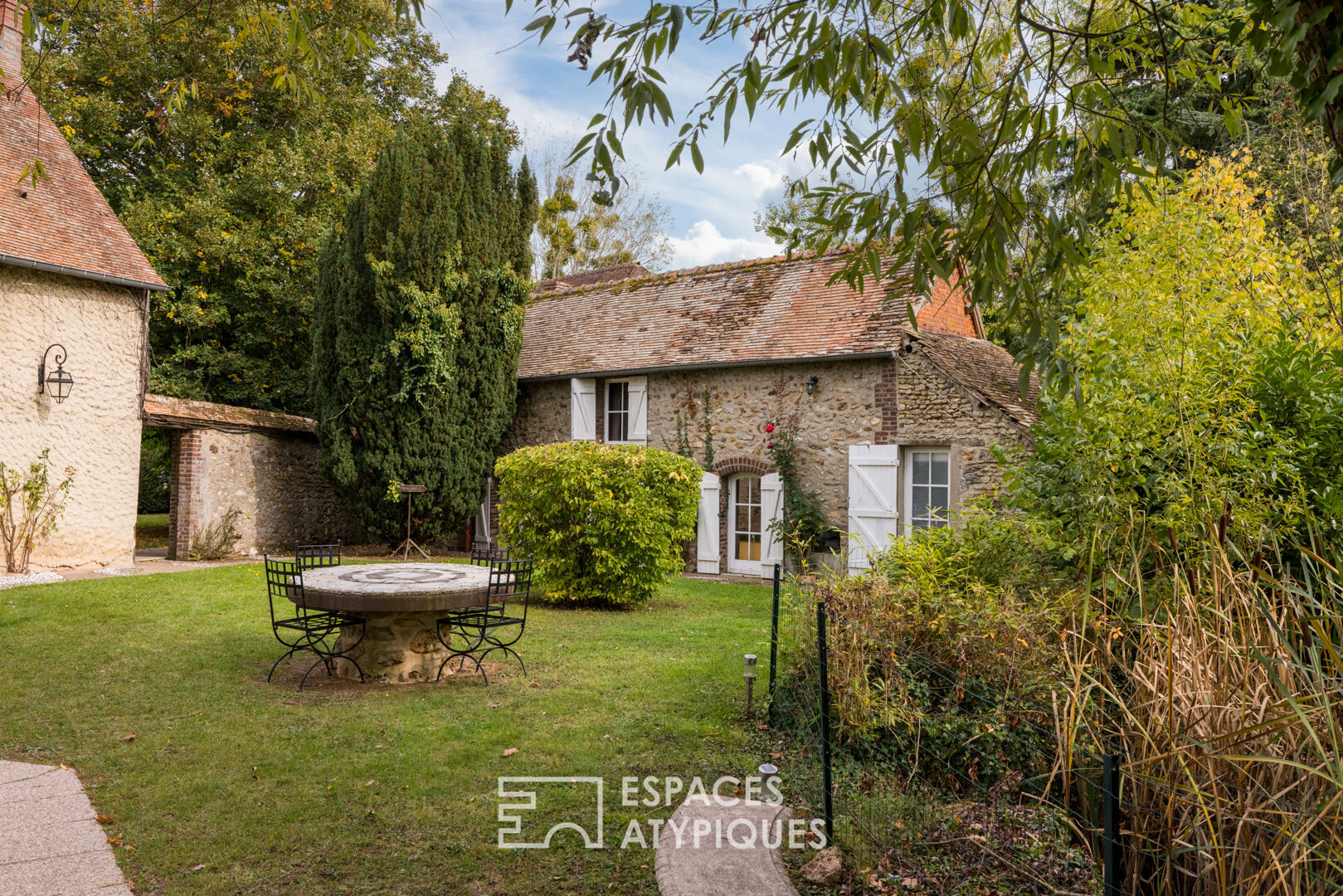 Late 19th century estate with swimming pool and projection room