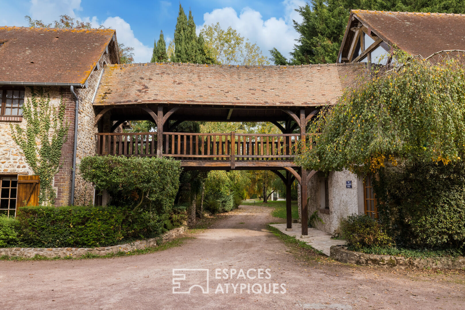 Late 19th century estate with swimming pool and projection room