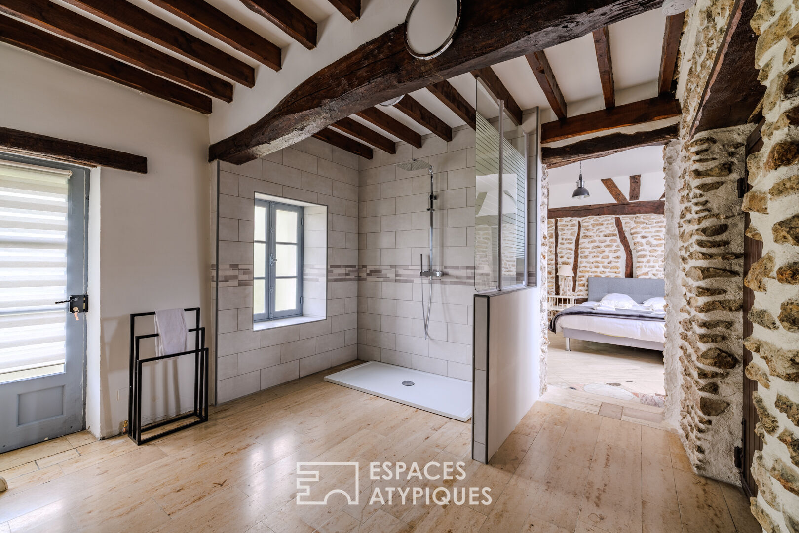 Late 19th century estate with swimming pool and projection room