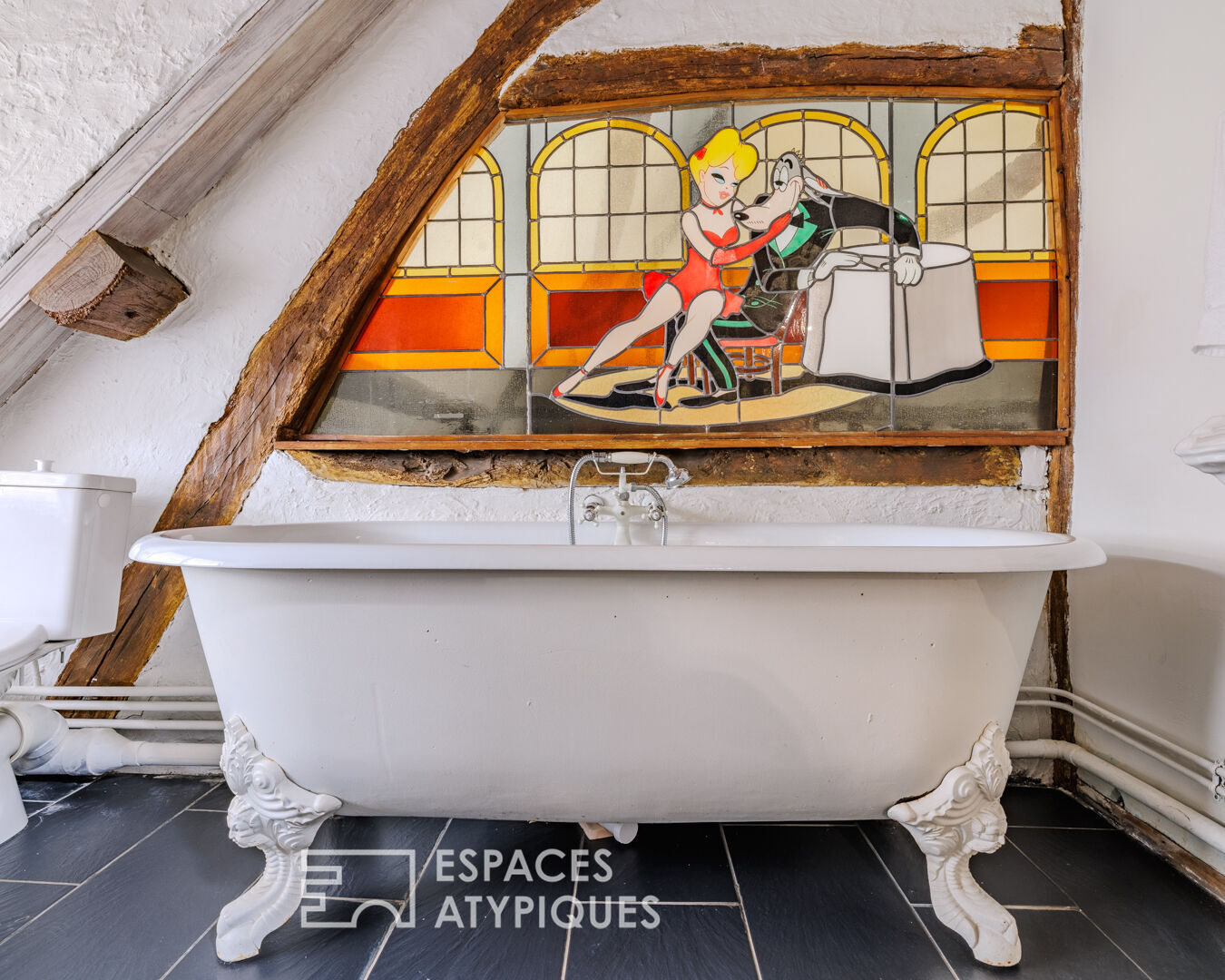 Late 19th century estate with swimming pool and projection room
