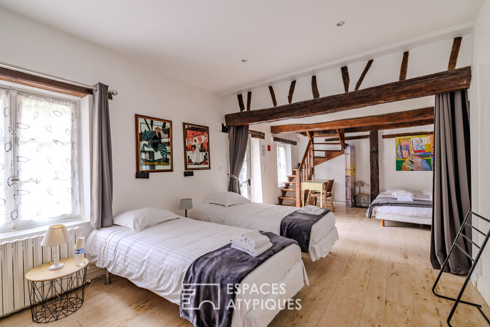 Late 19th century estate with swimming pool and projection room