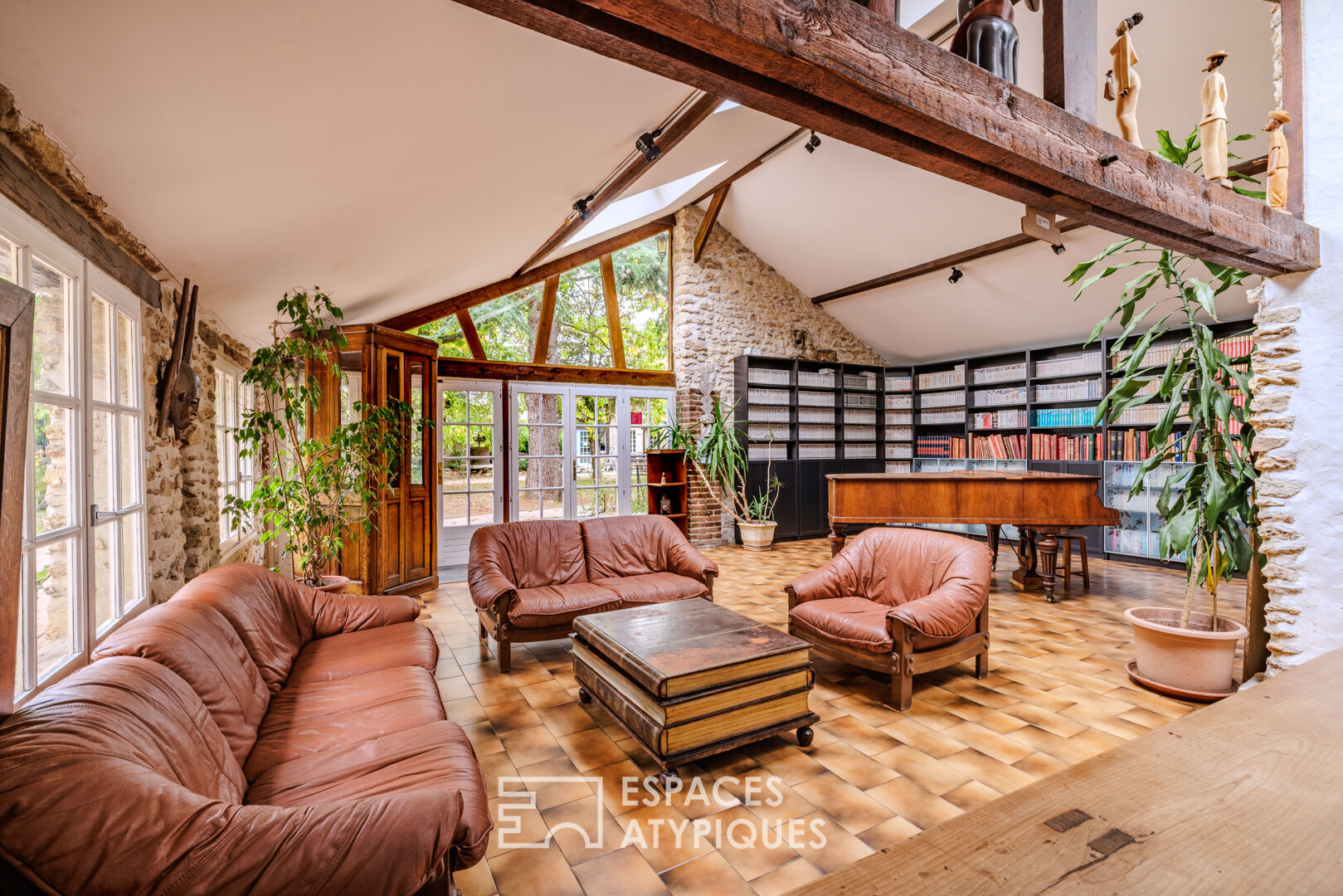 Late 19th century estate with swimming pool and projection room