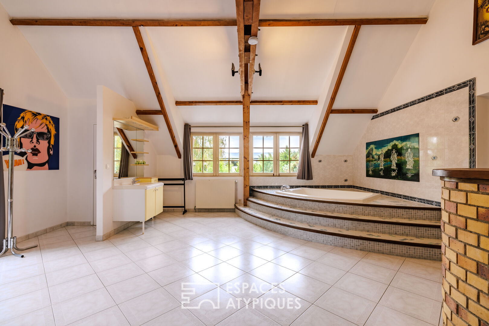 Late 19th century estate with swimming pool and projection room