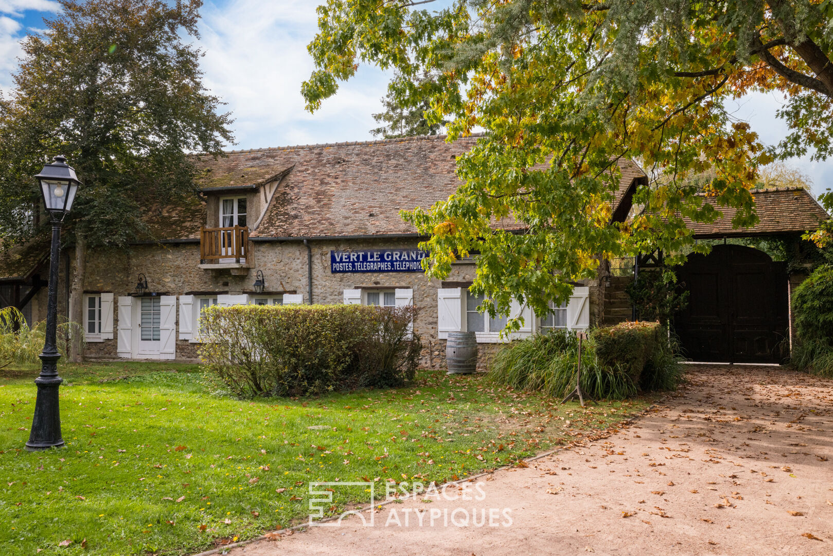 Late 19th century estate with swimming pool and projection room