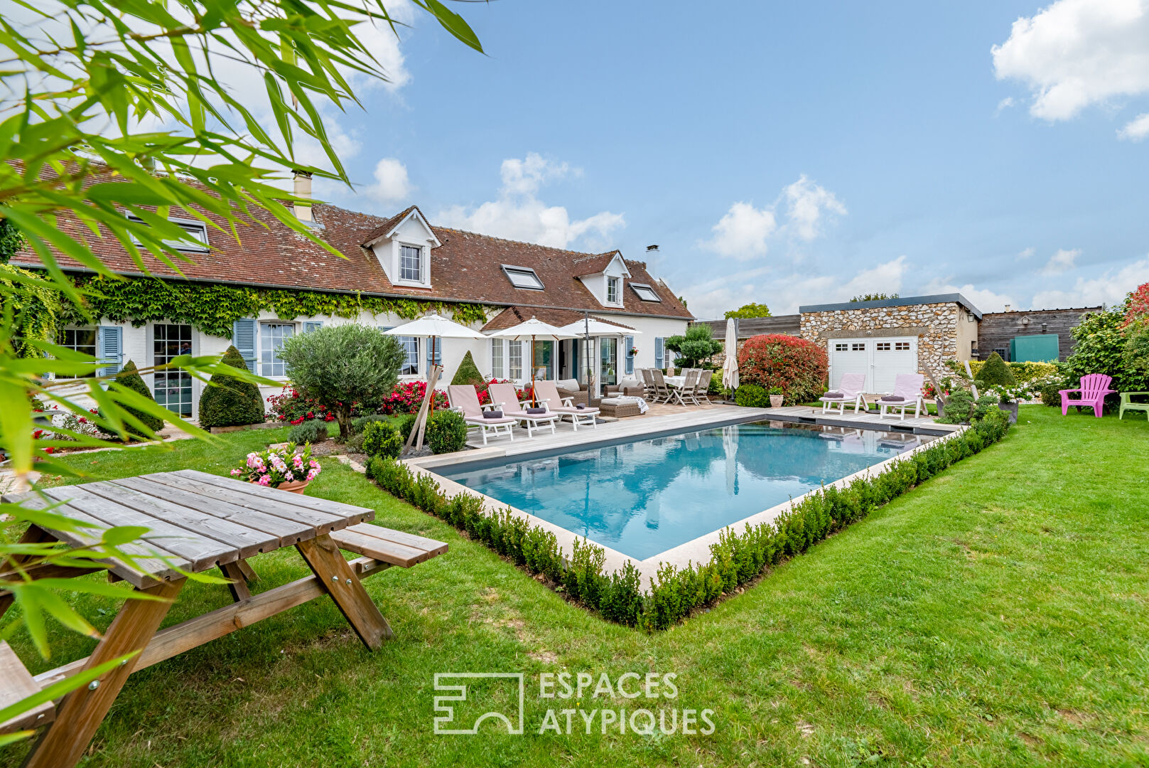 Authentic rehabilitated farmhouse and its swimming pool