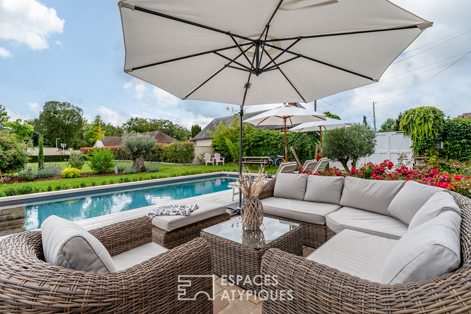 Authentic rehabilitated farmhouse and its swimming pool