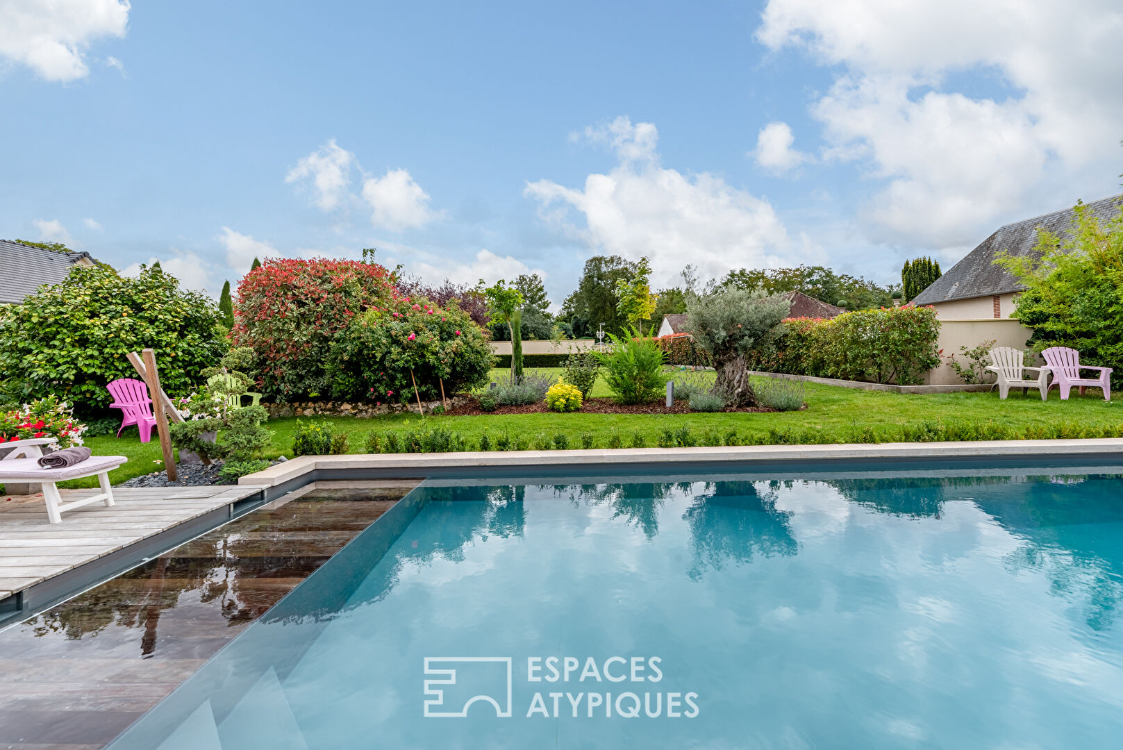 Authentic rehabilitated farmhouse and its swimming pool