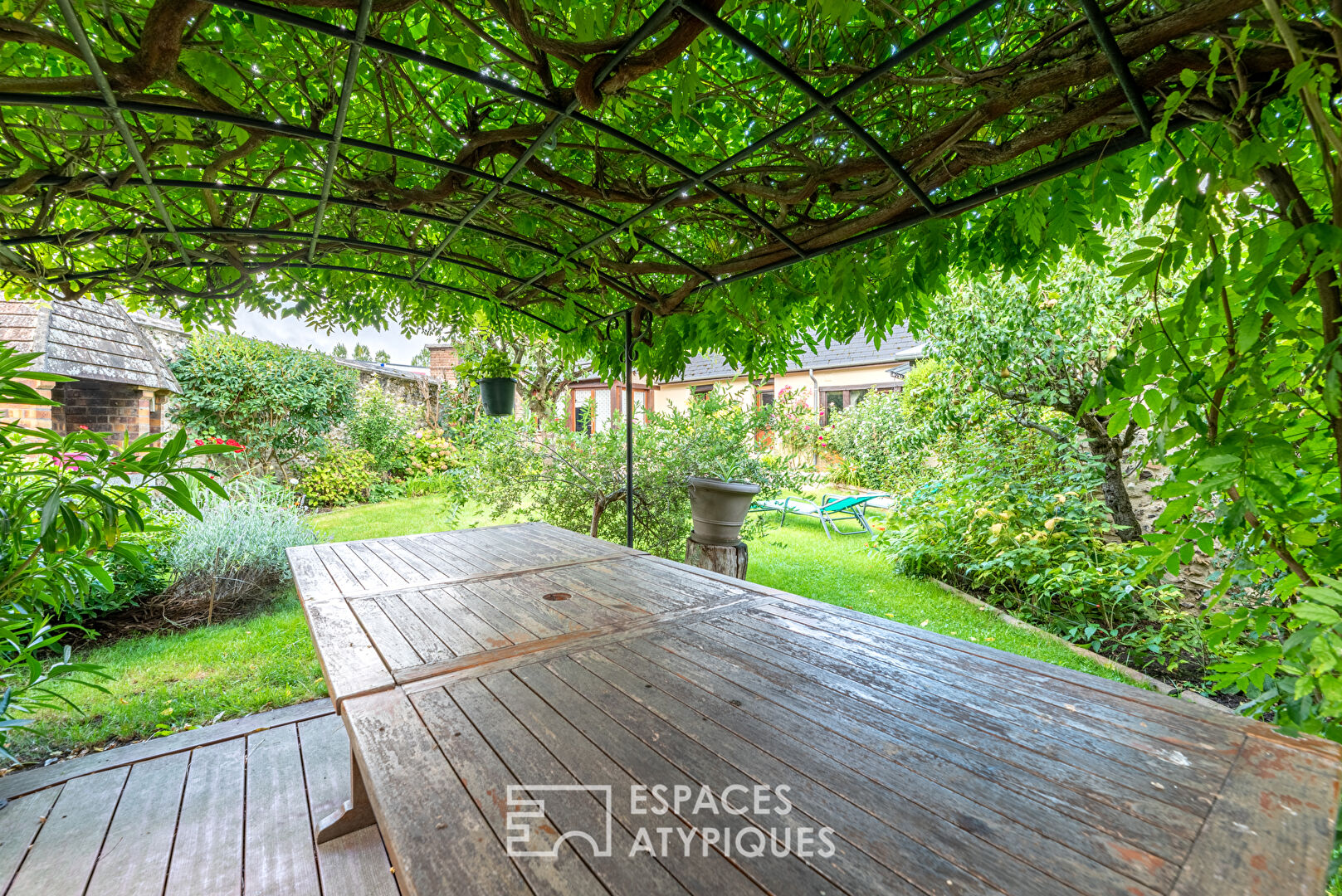 Maison de village avec jardin arboré